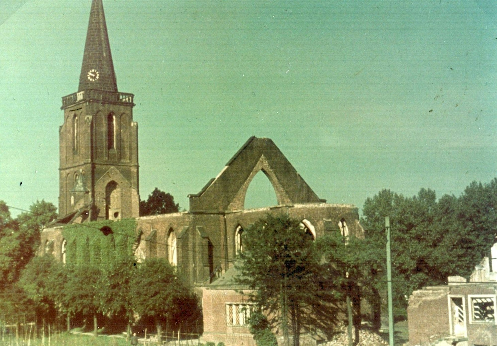 Die Kirche Sankt Remigius 1945. Foto: Stadt Leverkusen