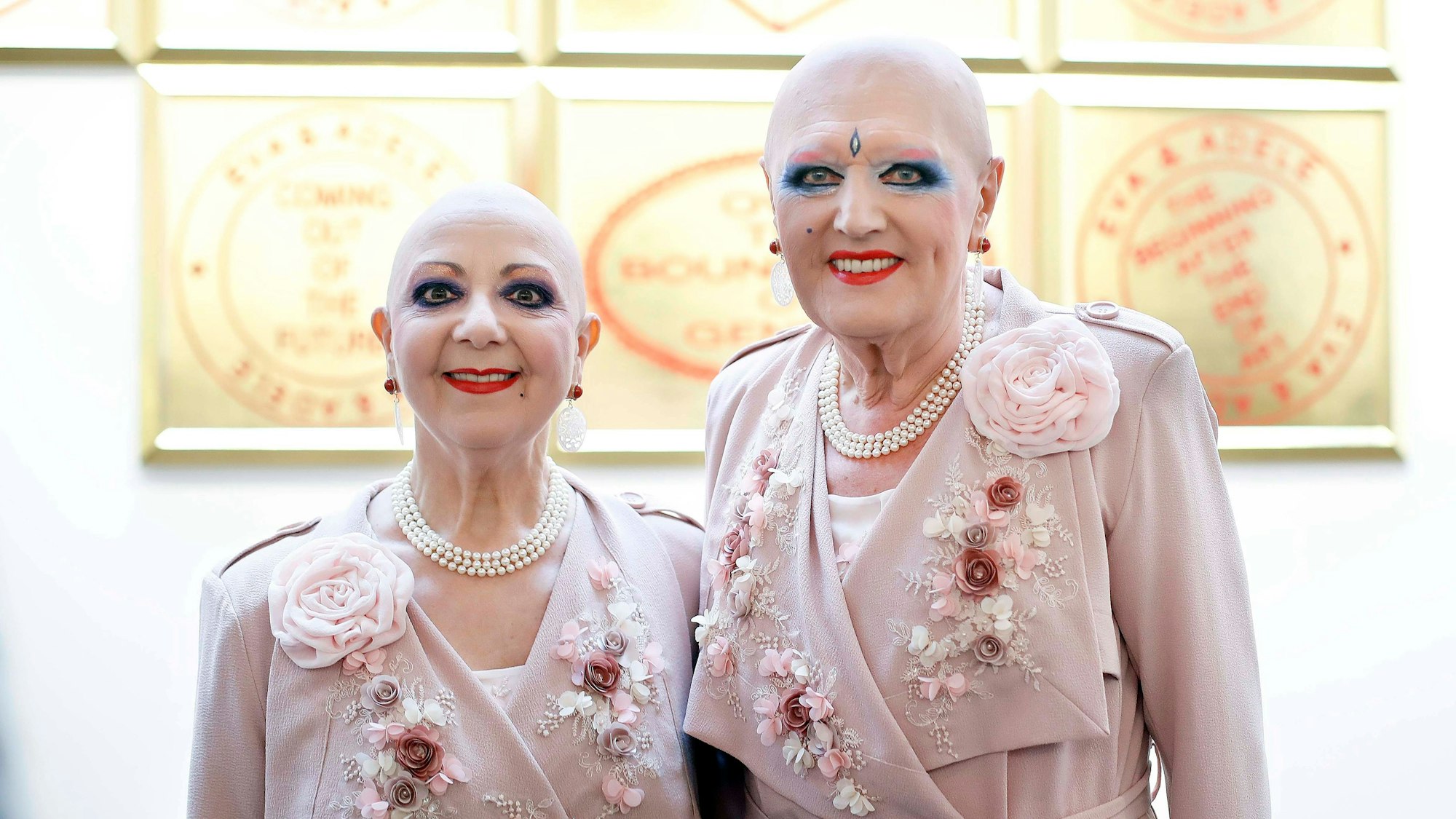 Eva & Adele bei einer Ausstellung.