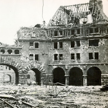 Leverkusen nach Ende des Zweiten Weltkriegs 1945: Das stark zerstörte Tor Pförtner IV, Bayerwerk.