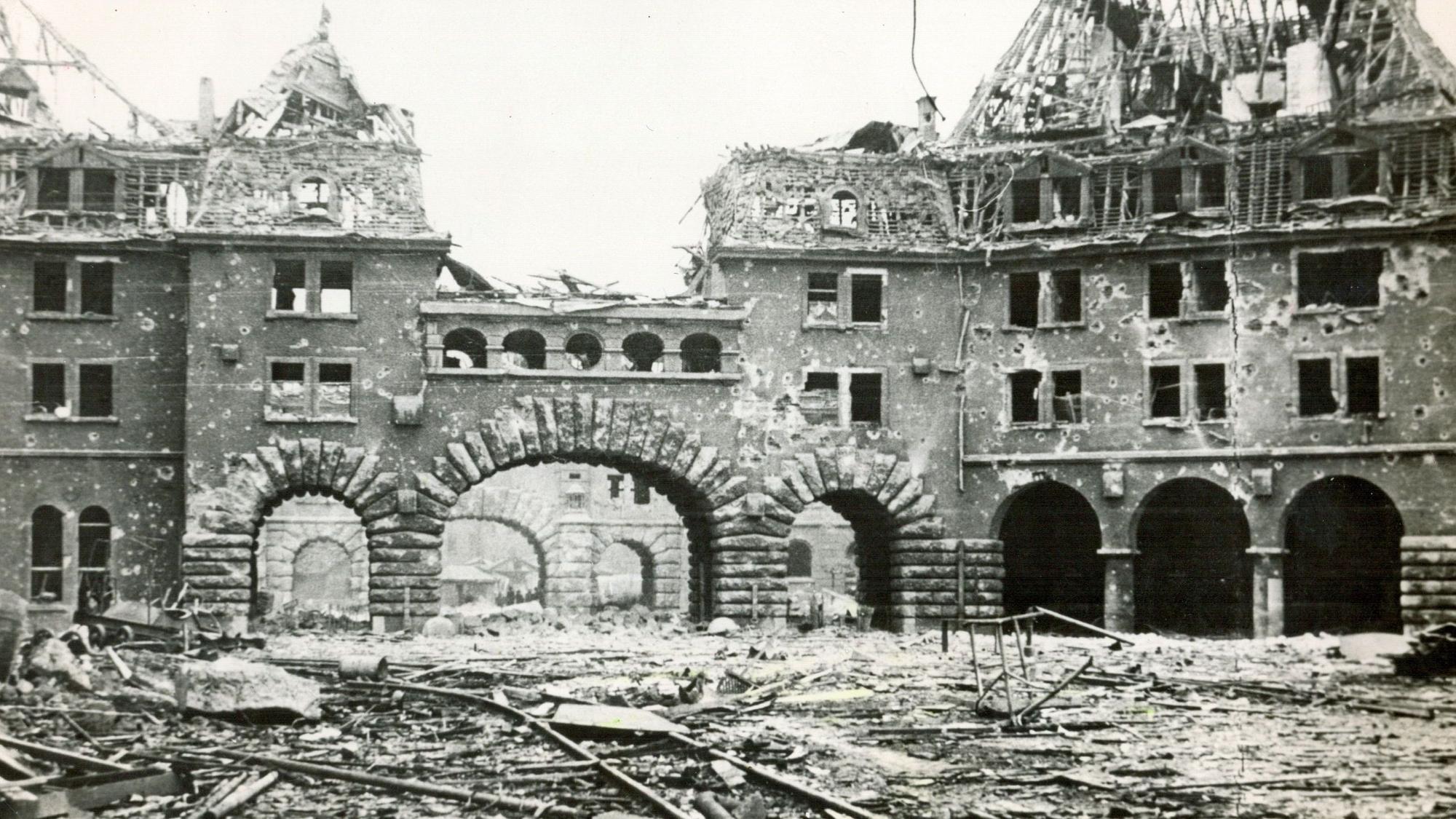 Leverkusen nach Ende des Zweiten Weltkriegs 1945: Das stark zerstörte Tor Pförtner IV, Bayerwerk.