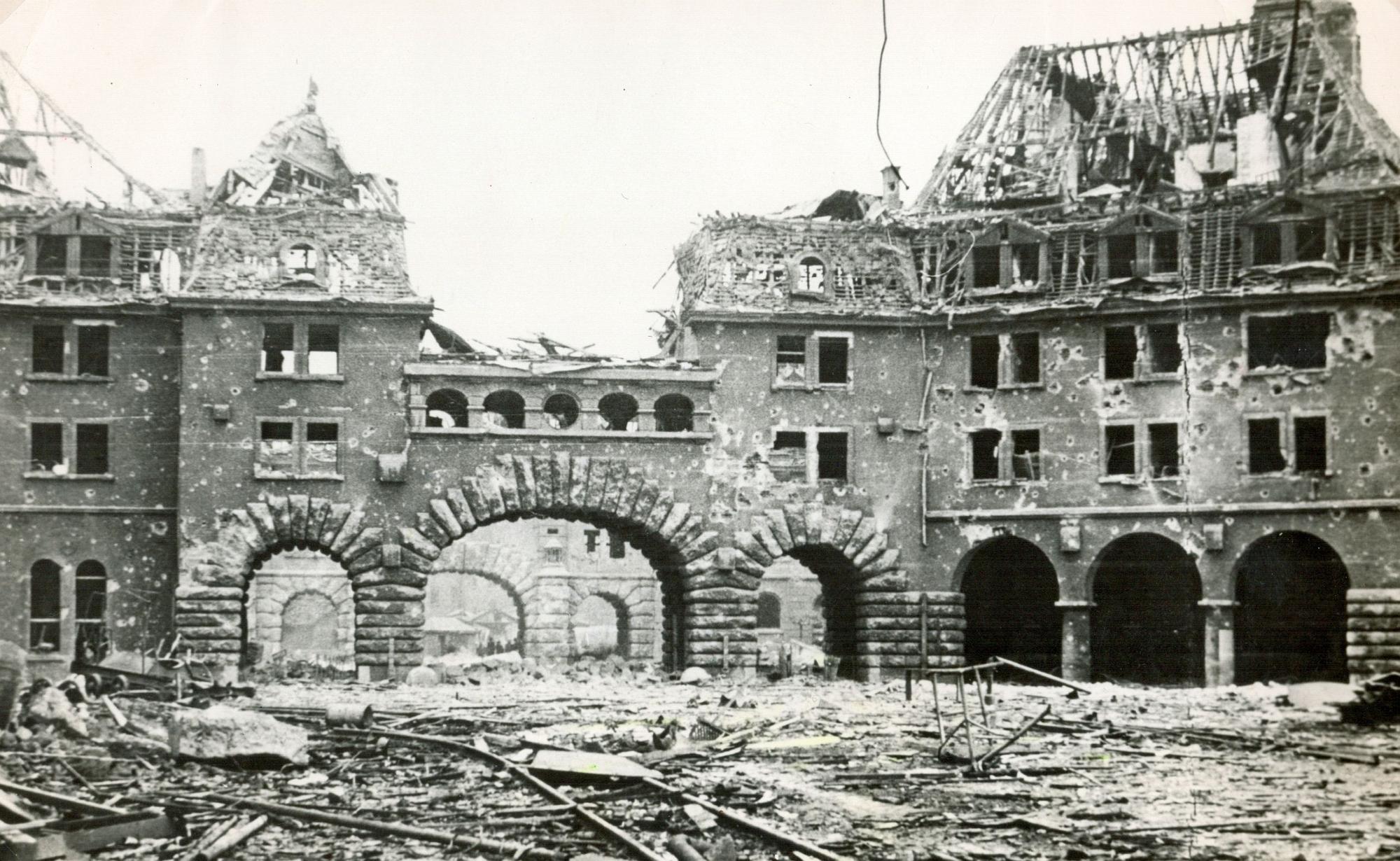 1945: Das stark zerstörte Tor Pförtner IV, Bayerwerk