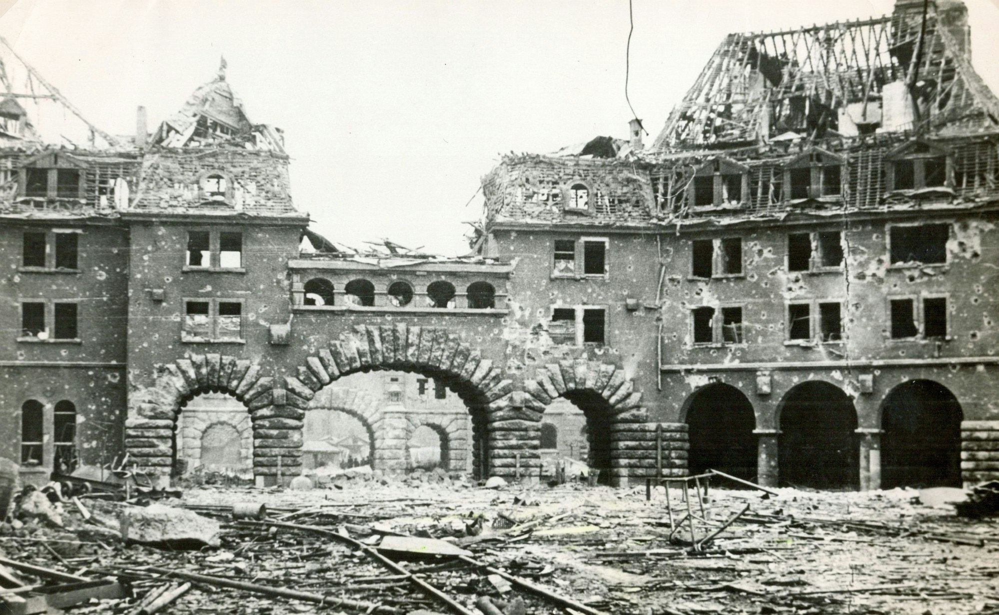 1945: Das stark zerstörte Tor Pförtner IV, Bayerwerk