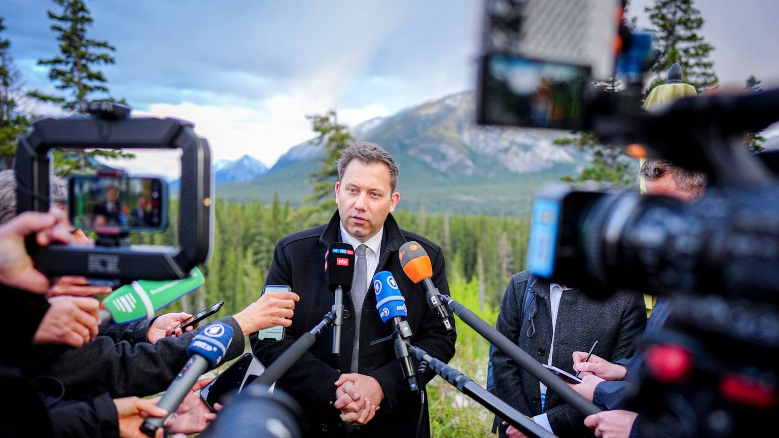 Lars Klingbeil (SPD), Bundesminister der Finanzen, Vizekanzler und SPD-Bundesvorsitzender, gibt am Rande des Treffens der G7-Finanzminister und Notenbankgouverneure ein Pressestatement.