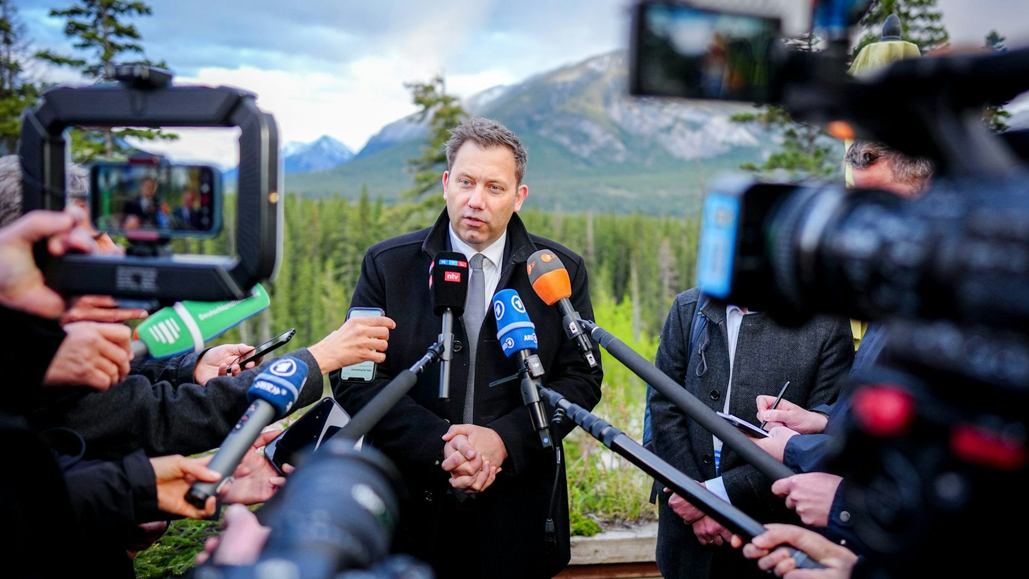 Lars Klingbeil (SPD), Bundesminister der Finanzen, Vizekanzler und SPD-Bundesvorsitzender, gibt am Rande des Treffens der G7-Finanzminister und Notenbankgouverneure ein Pressestatement.