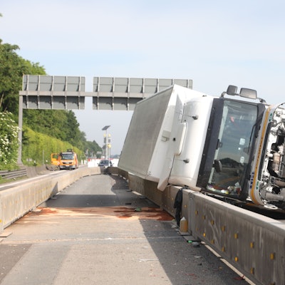 21.05.2025, Köln: Auf der A4 in Köln ist am Mittwochmorgen (21. Mai 2025) ein Lastwagen umgekippt. Die Fahrtrichtung Olpe ist ab dem Kreuz West voll gesperrt. Sie bestehe ab dem Kreuz Köln-West und werde voraussichtlich noch bis etwa 10.00 Uhr dauern, sagte eine Polizeisprecherin am Morgen. Foto: Arton Krasniqi