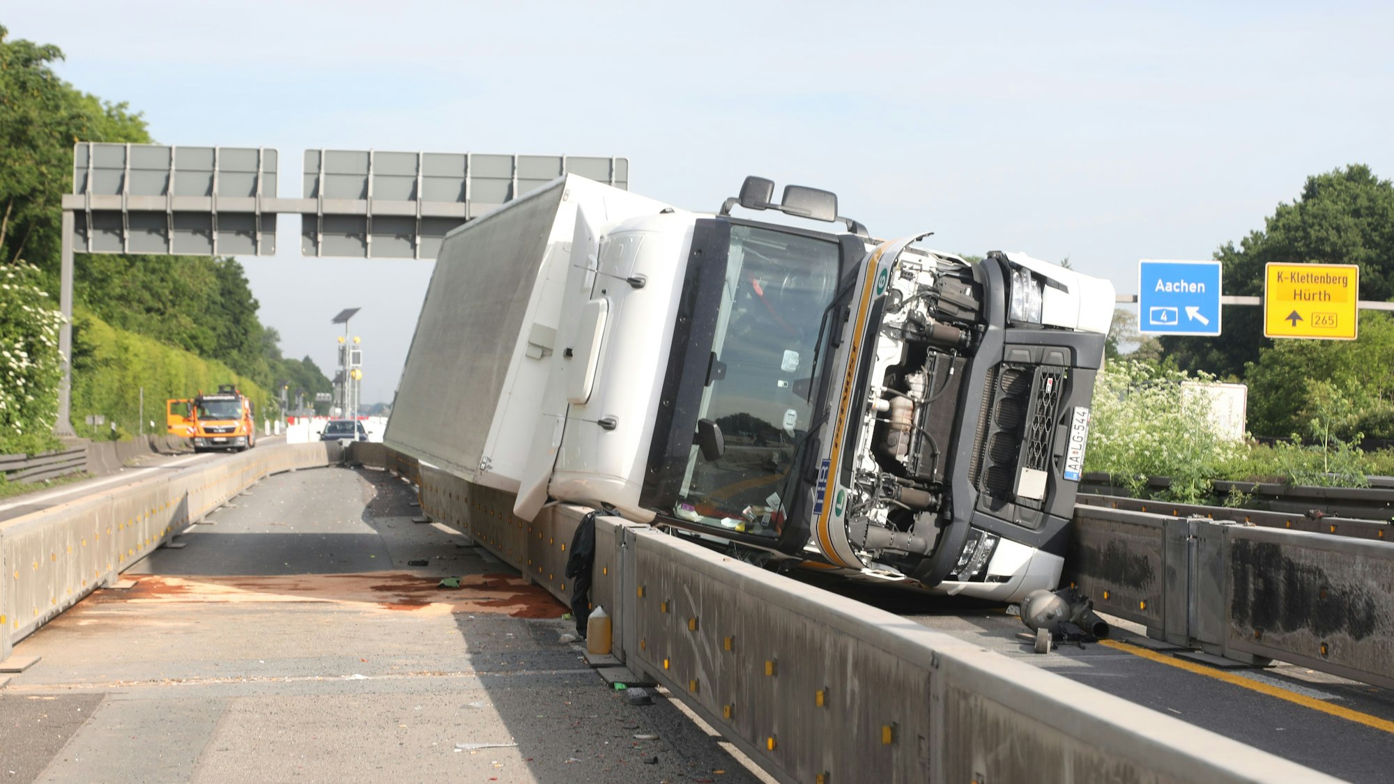 Auf der A4 in Köln war am Mittwochmorgen (21. Mai 2025) ein Lastwagen umgekippt. Die Fahrtrichtung Olpe wurde ab dem Kreuz West voll gesperrt.