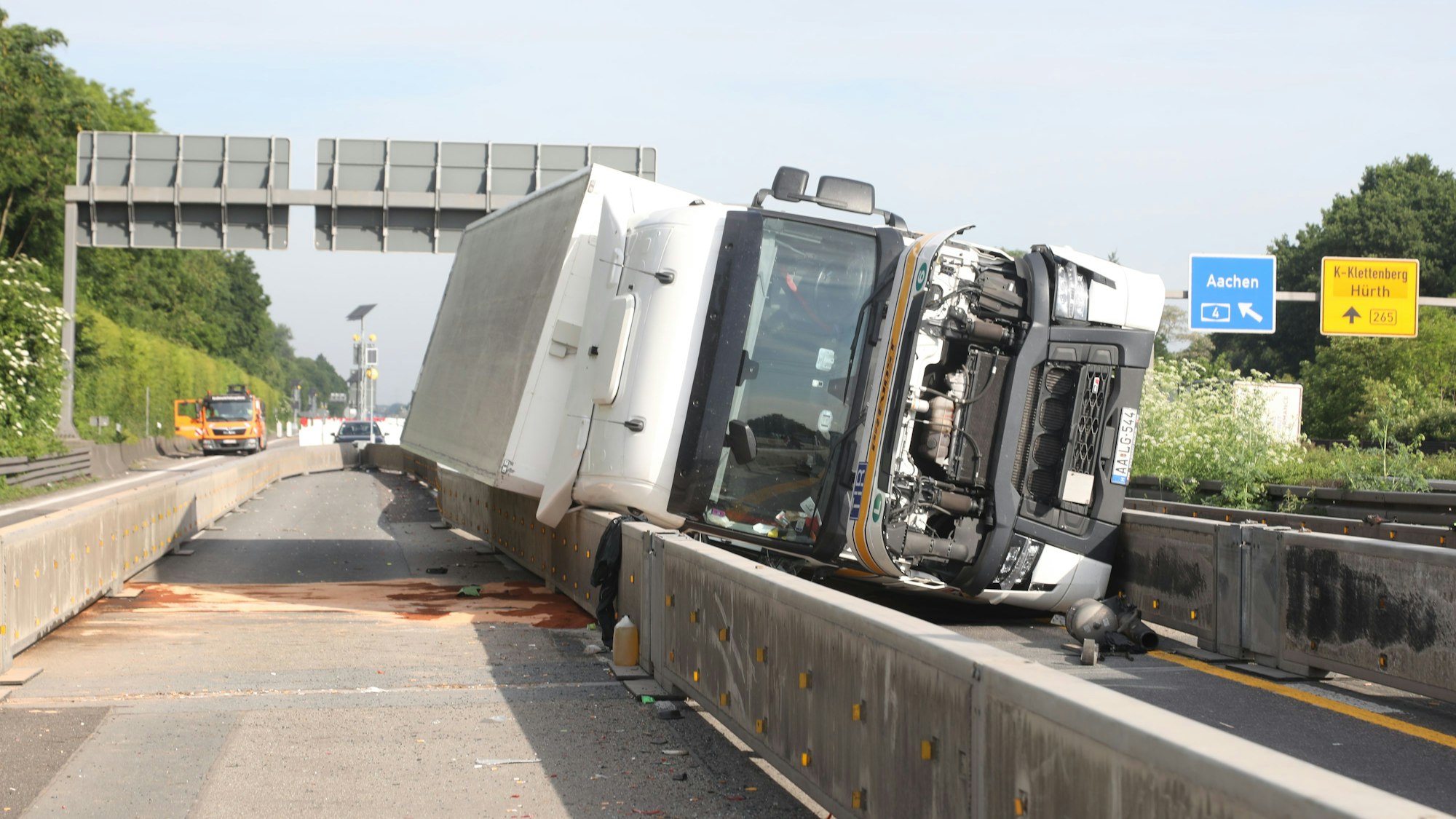 21.05.2025, Köln: Auf der A4 in Köln ist am Mittwochmorgen (21. Mai 2025) ein Lastwagen umgekippt. Die Fahrtrichtung Olpe ist ab dem Kreuz West voll gesperrt. Sie bestehe ab dem Kreuz Köln-West und werde voraussichtlich noch bis etwa 10.00 Uhr dauern, sagte eine Polizeisprecherin am Morgen. Foto: Arton Krasniqi