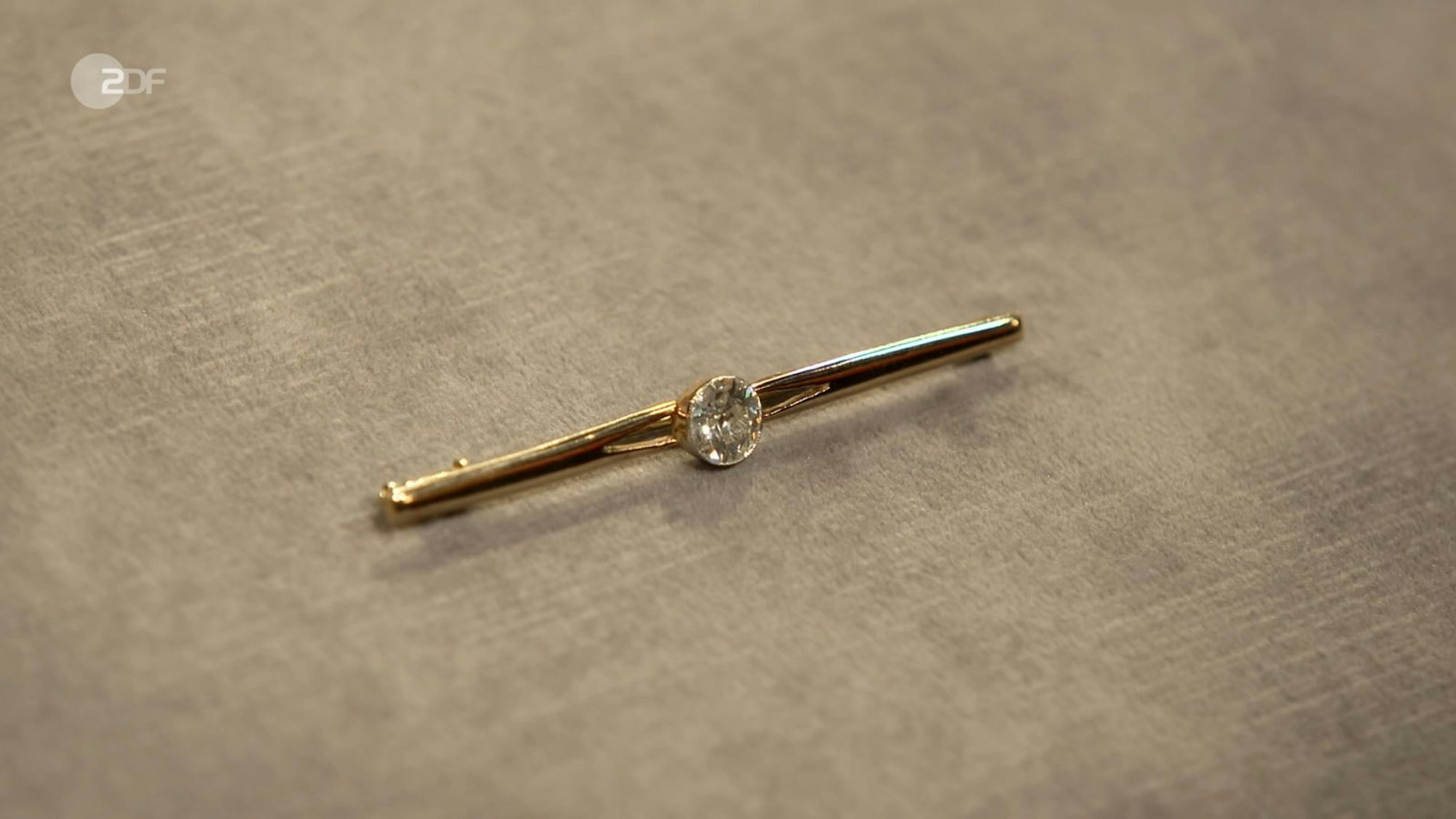 Eine Stabnadel aus 585er Gold und Platin mit Diamant wollten Christa und Christian für 5.000 Euro verkaufen. Lichter staunte über den ambitionierten Wunschpreis, doch Wendela Horz stimmte zu und hielt sogar 5.500 für denkbar. Elke Velten bezahlte 4.500 Euro. (Bild: ZDF)