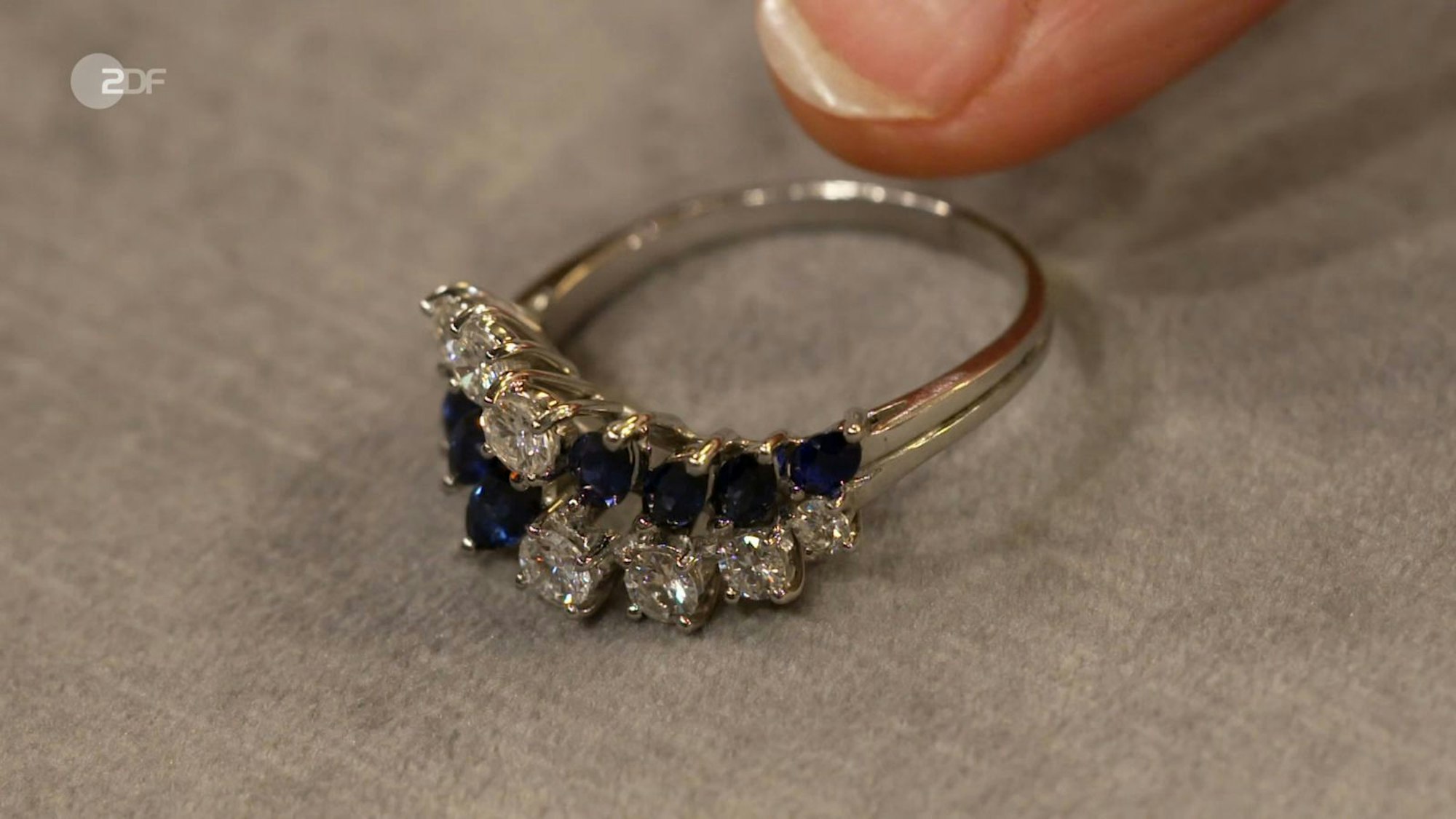 1.500 Euro erhofften sich Angelika und Justine für einen Weißgoldring aus 750er Gold mit Brillanten und Saphiren. „Du musst mich nicht so angucken, ich bin absolut unbestechlich“, erwiderte Wendela Horz Lichters Blick. Sie empfahl bis zu 1.000. Das bezahlte Velten. (Bild: ZDF)