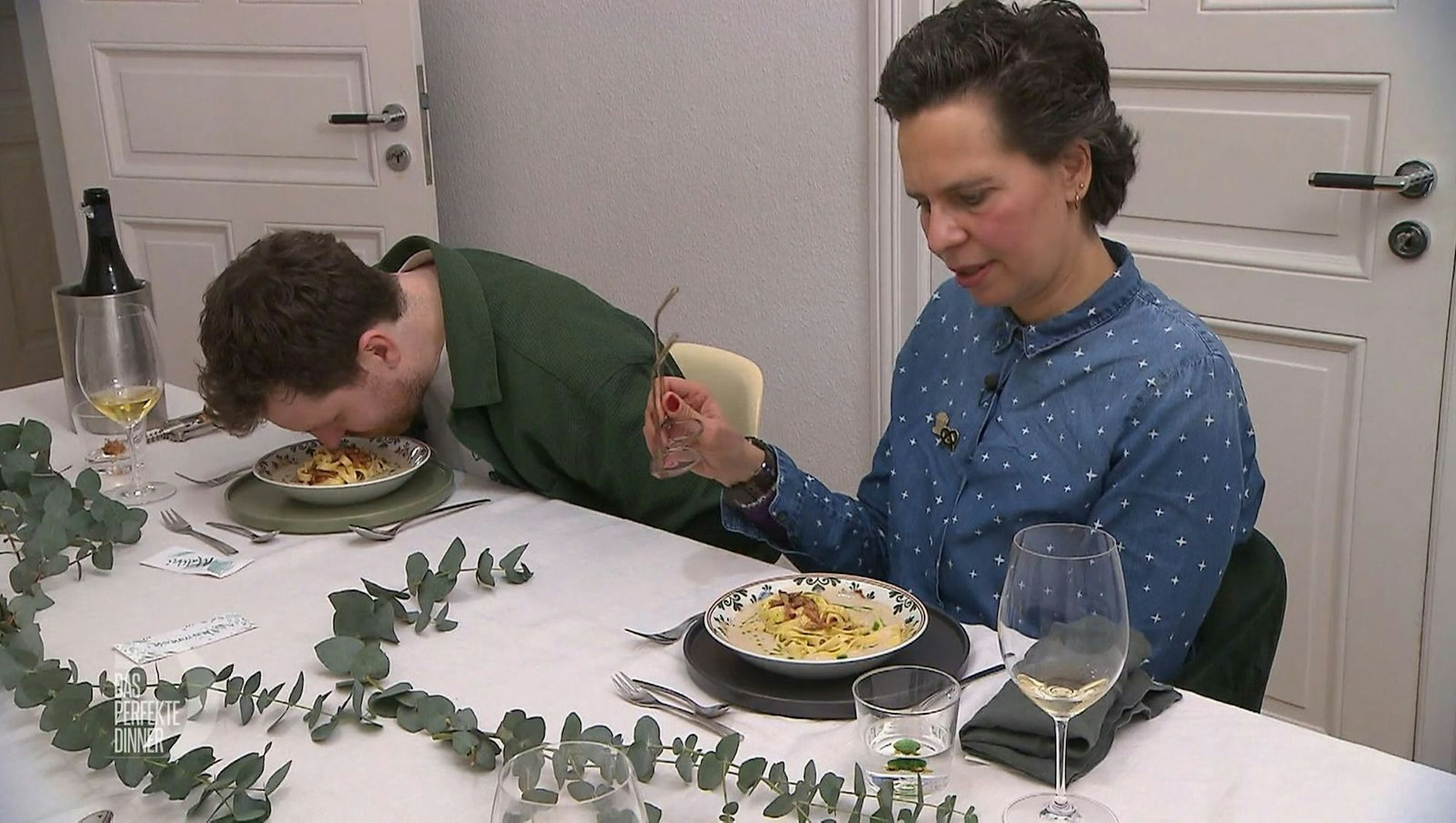 Matthis versenkt sich in die Carbonara, die Alex erst mal kritisch beäugt. (Bild: RTL)
