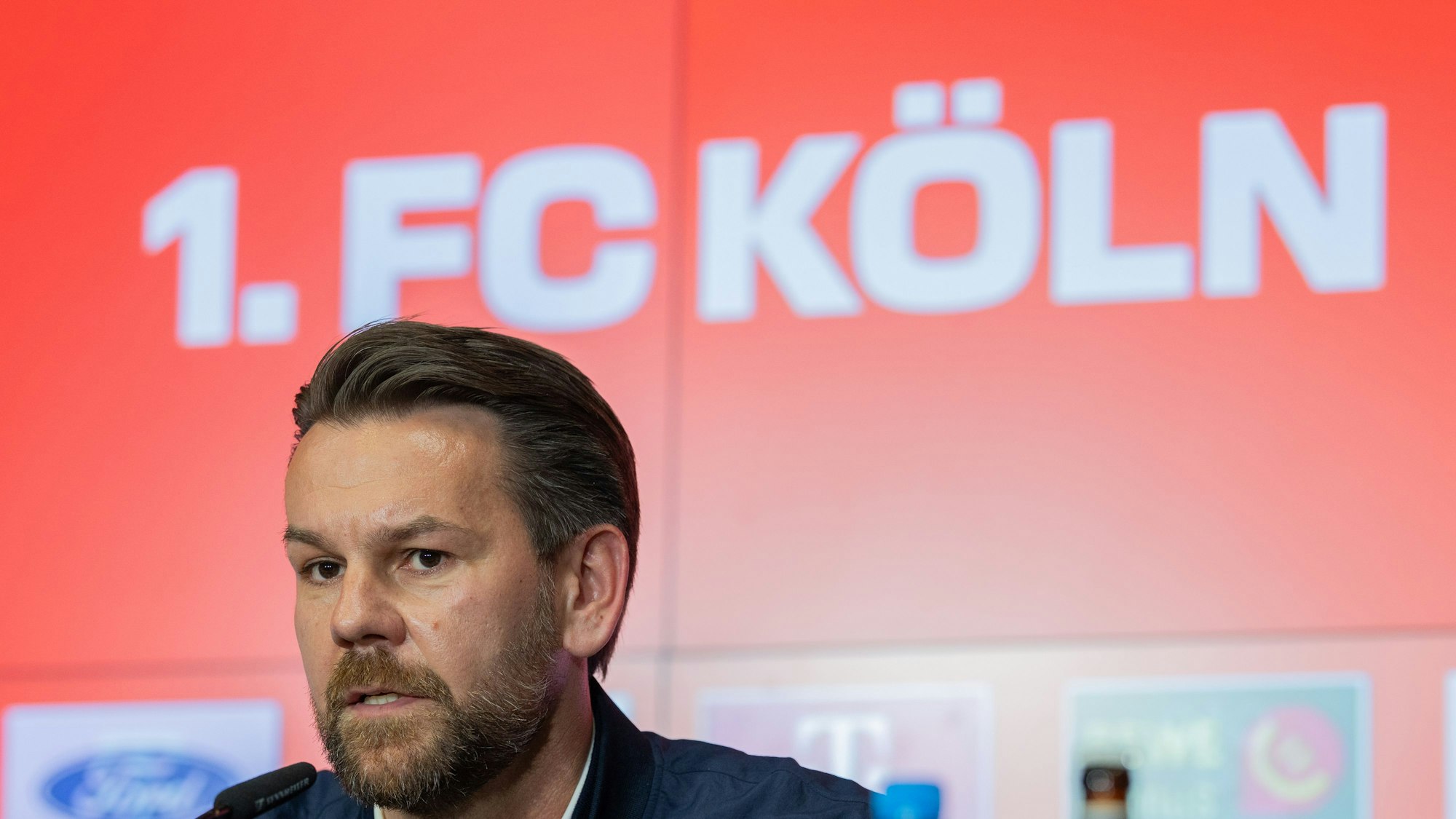 Das Bild zeigt Kölns Sportdirektor Thomas Kessler auf einer Pressekonferenz. Foto: Rolf Vennenbernd/dpa