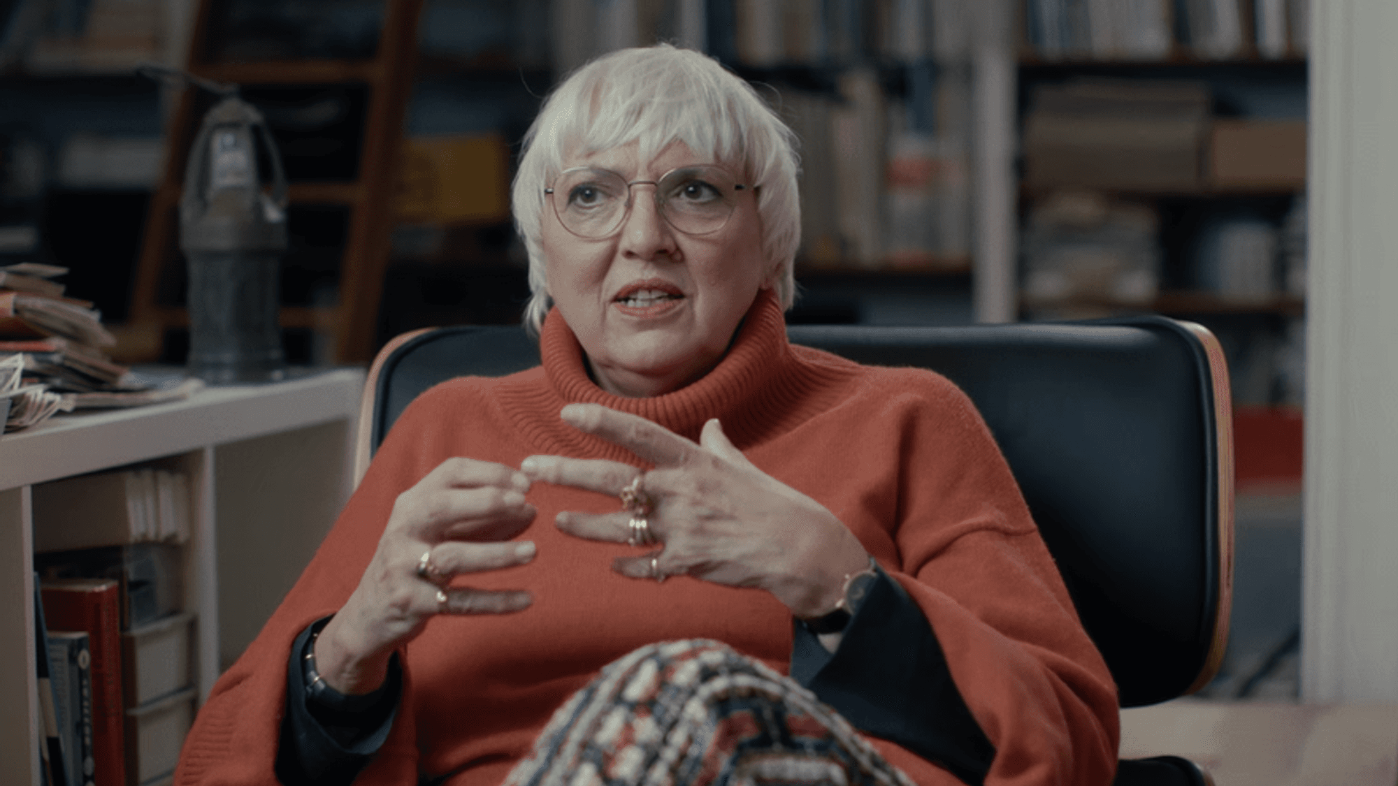 Claudia Roth erinnert sich im Film an die Anfänge des Pantheon.