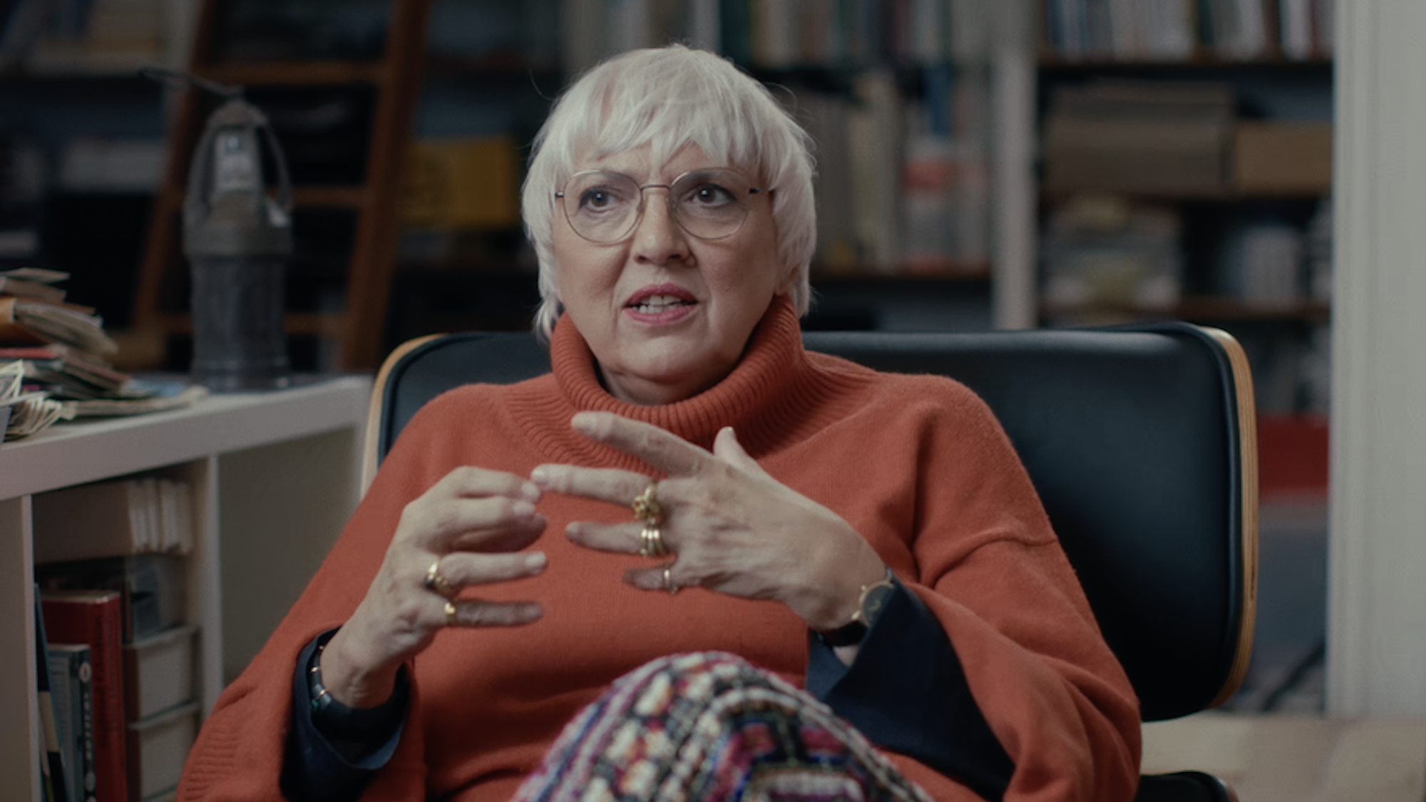 Claudia Roth erinnert sich im Film an die Anfänge des Pantheon.