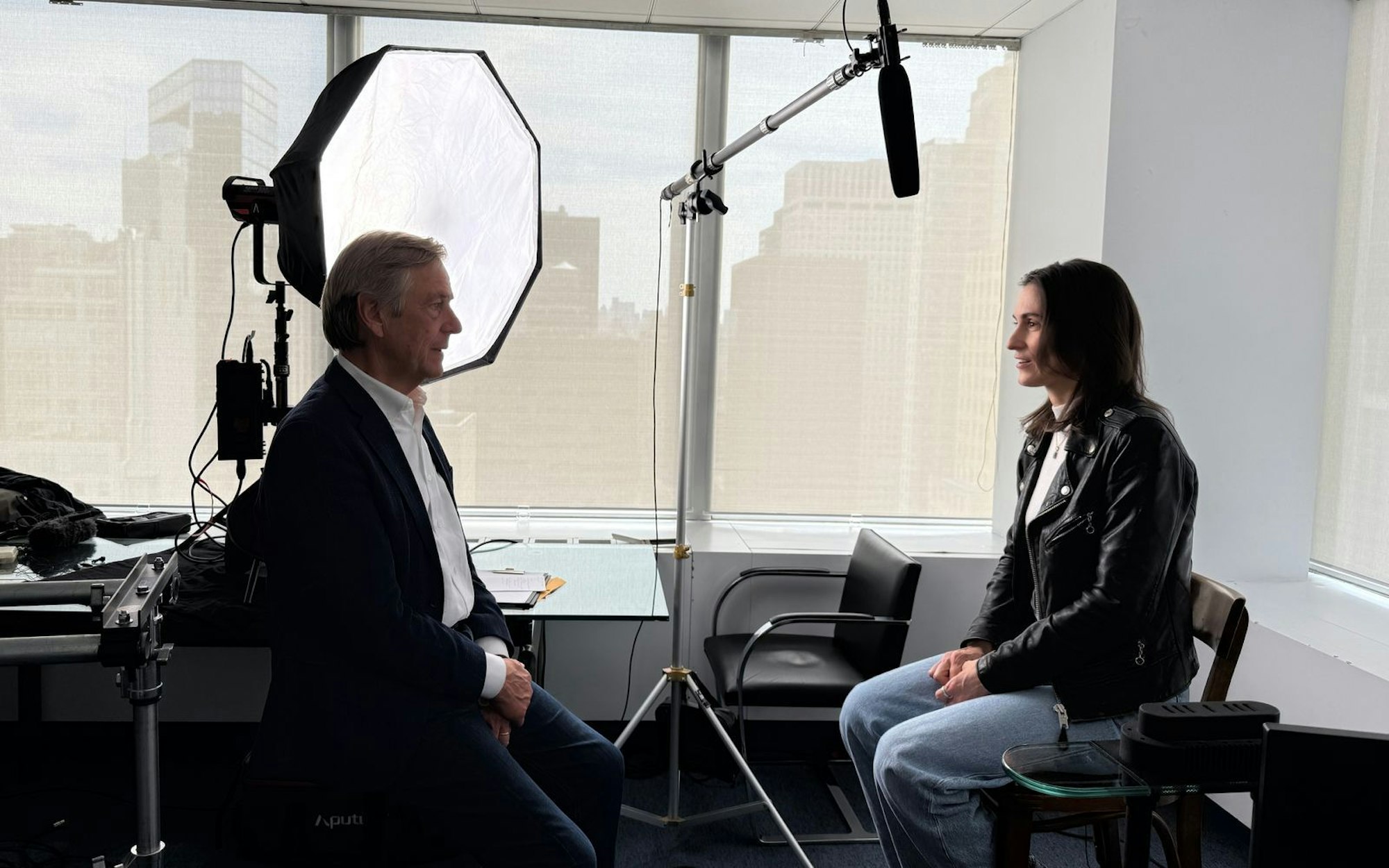 Für seine Bestandsaufnahme im Silicon Valley befragte Claus Kleber zahlreiche Expertinnen und Experten, unter anderem Reporterin Vittoria Elliott. (Bild: ZDF / Angela Andersen)