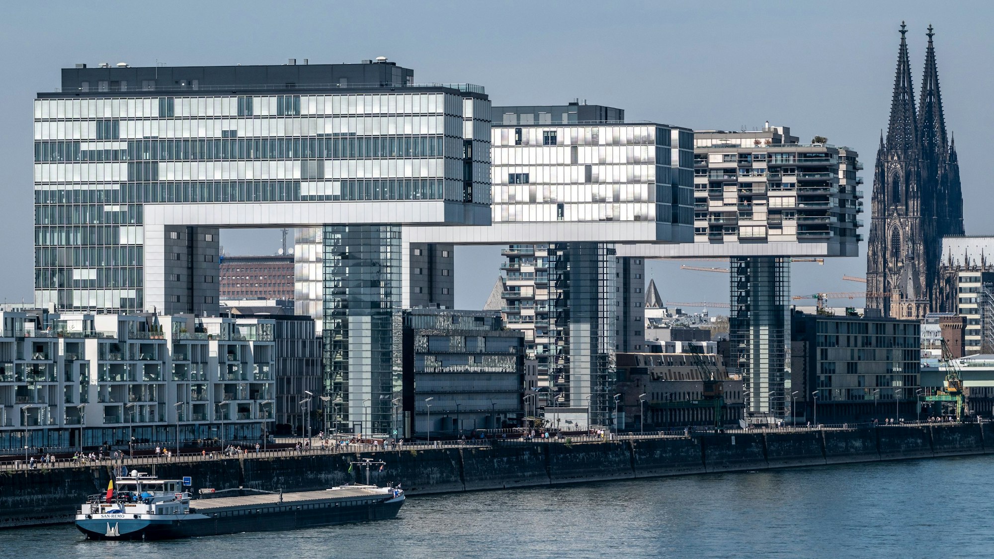 Stadtpanorama mit Kranhäusern und Dom