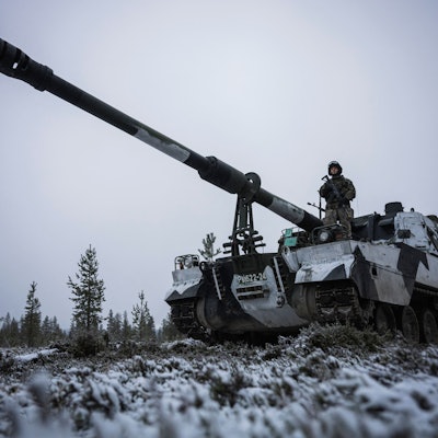 Ein finnischer Soldat bedient eine 155-mm-Panzerhaubitze während der NATO-Übung Dynamic Front im November 2024. (Archivbild)