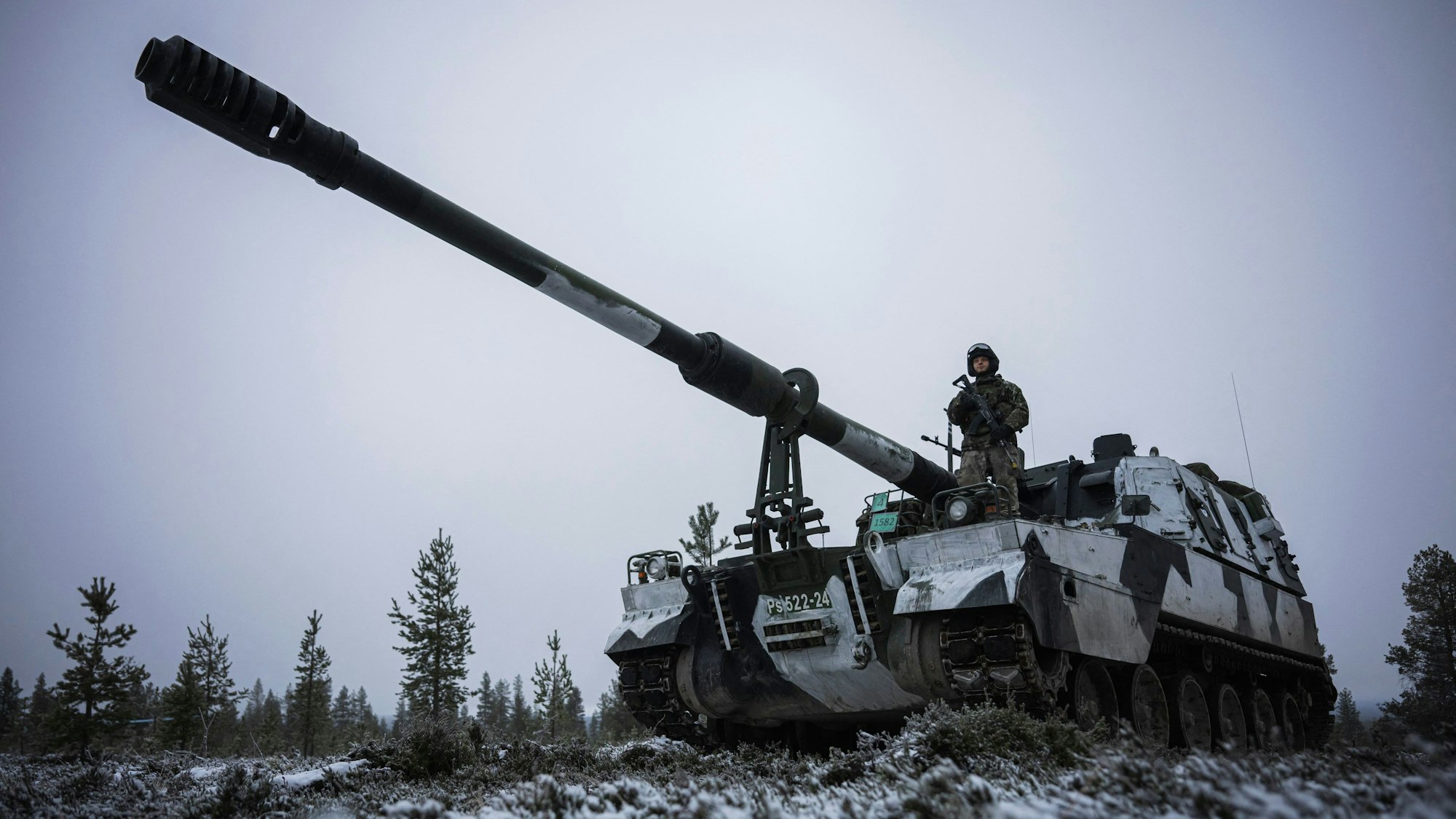 Ein finnischer Soldat bedient eine 155-mm-Panzerhaubitze während der NATO-Übung Dynamic Front im November 2024. (Archivbild)