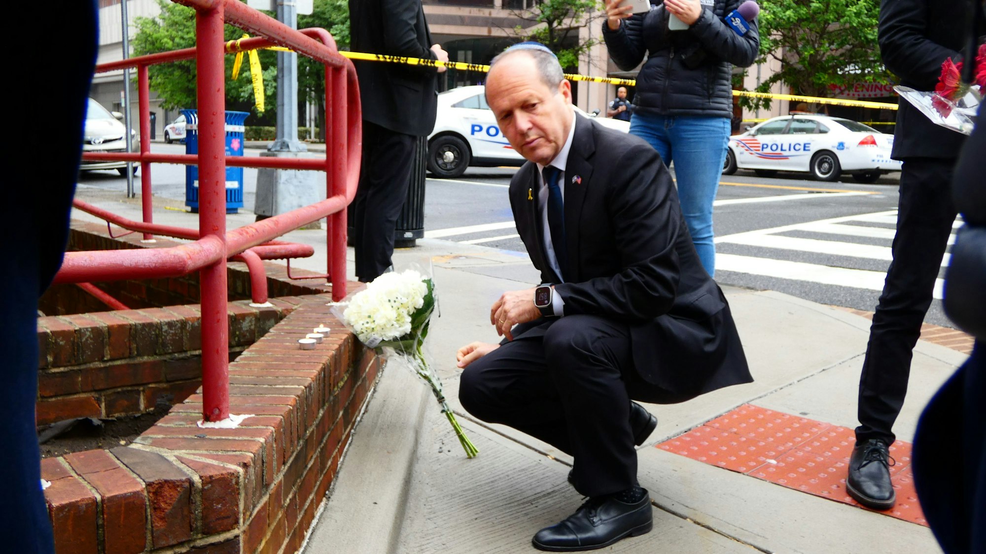Nir Barkat, Wirtschaftsminister von Israel, legt am abgesperrten Tatort in der Innenstadt Blumen nieder. Zwei Mitarbeiter der israelischen Botschaft wurden vor dem Capital Jewish Museum erschossen.