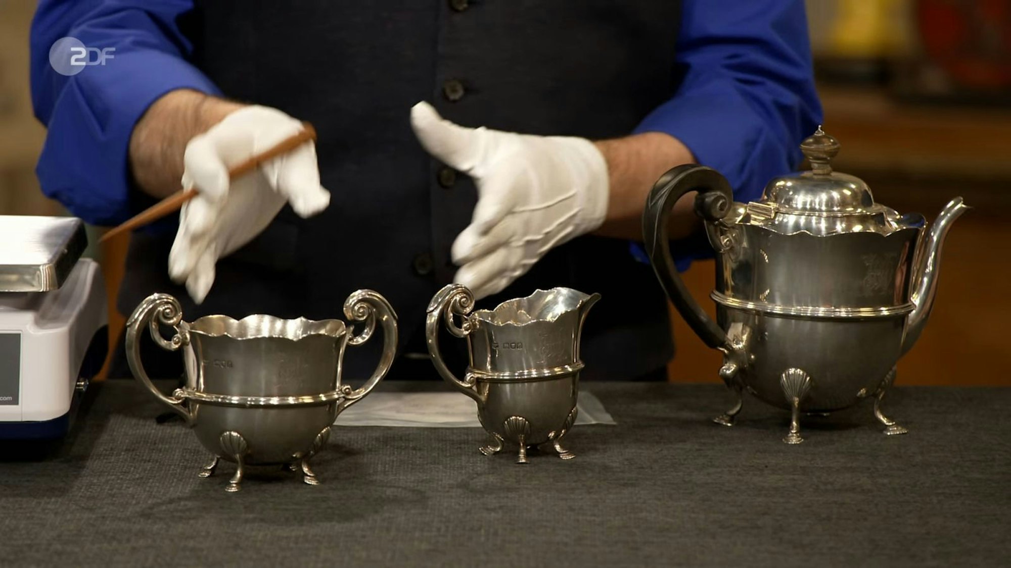 Ein Londoner Kernstück aus Sterling Silber von 1899 wollte Klaus aus Lampertheim für 1.300 Euro veräußern. Colmar Schulte-Goltz taxierte auf bis zu 1.450. Daniel Meyer kaufte das Tee-Set für 1.260. (Bild: ZDF)
