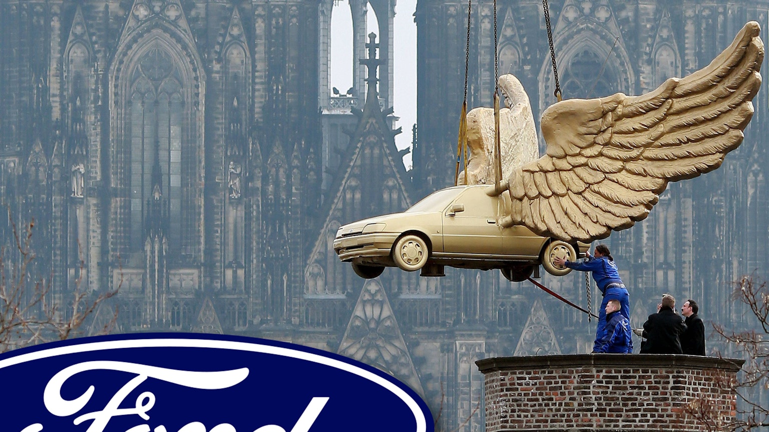 Das Flügelauto (Ford Fiesta) des Aktionskünstlers HA Schult hängt an einem Kran