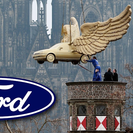 Das geflügelte Auto des Performancekünstlers HA Schult (Ford Fiesta) hängt an einem Kran