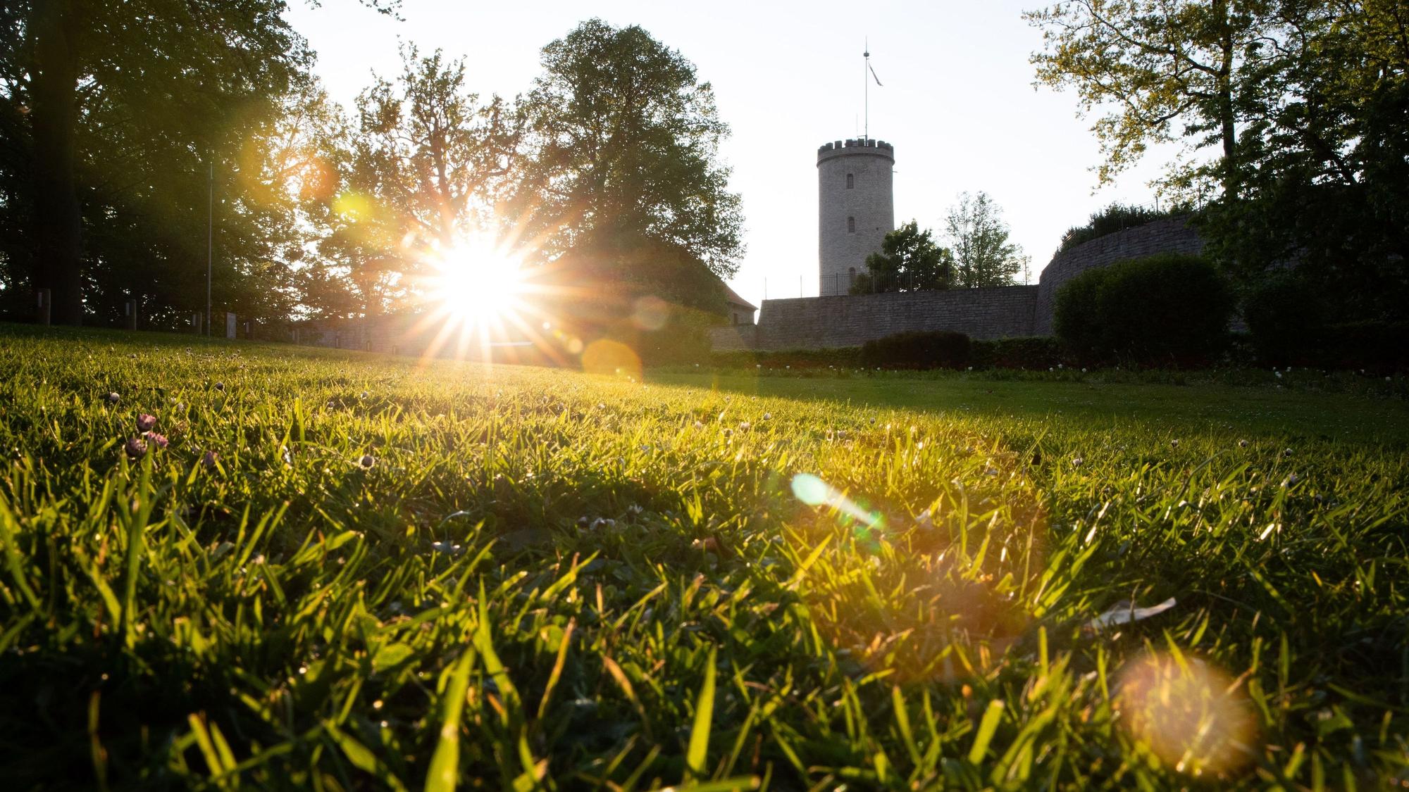Die untergehende Sonne ist neben dem Turm der Sparrenburg zu sehen. (Archivbild)