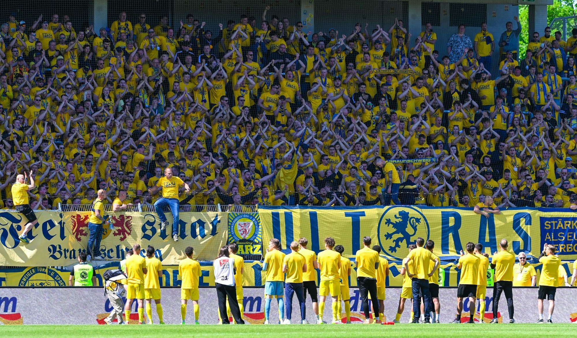 Angespannte Situation: Spieler und Fans von Eintracht Braunschweig.