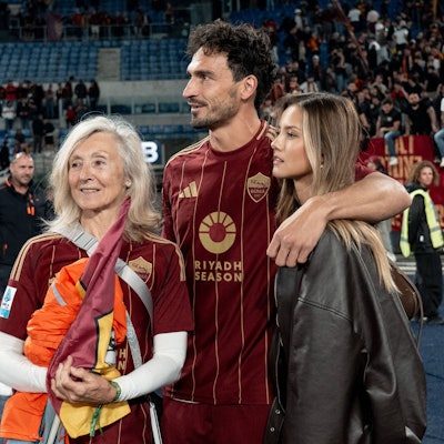 Mats Hummels mit seiner Verlobten Nicola Cavanis und seiner Mutter bei seinem Abschied vom AS Rom.