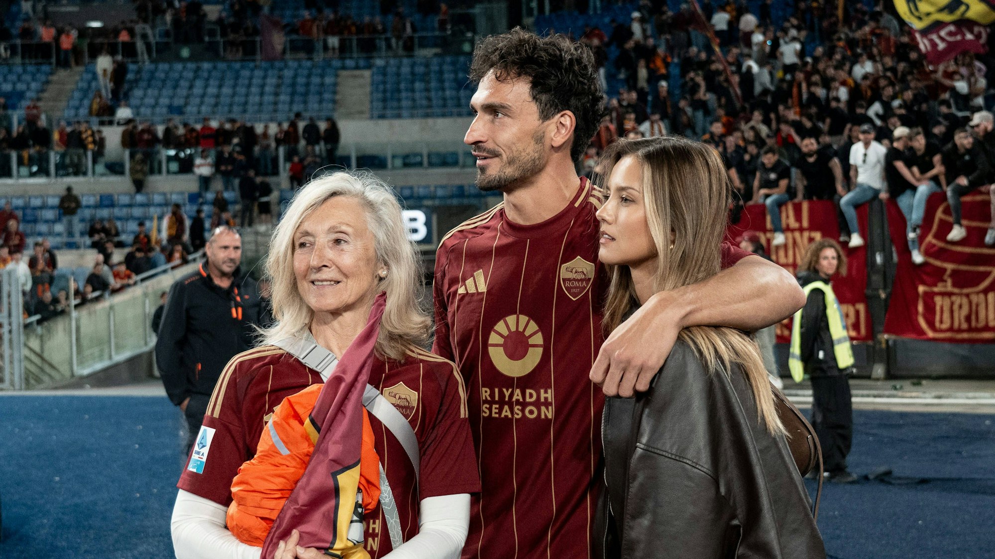 Mats Hummels mit seiner Verlobten Nicola Cavanis und seiner Mutter bei seinem Abschied vom AS Rom.