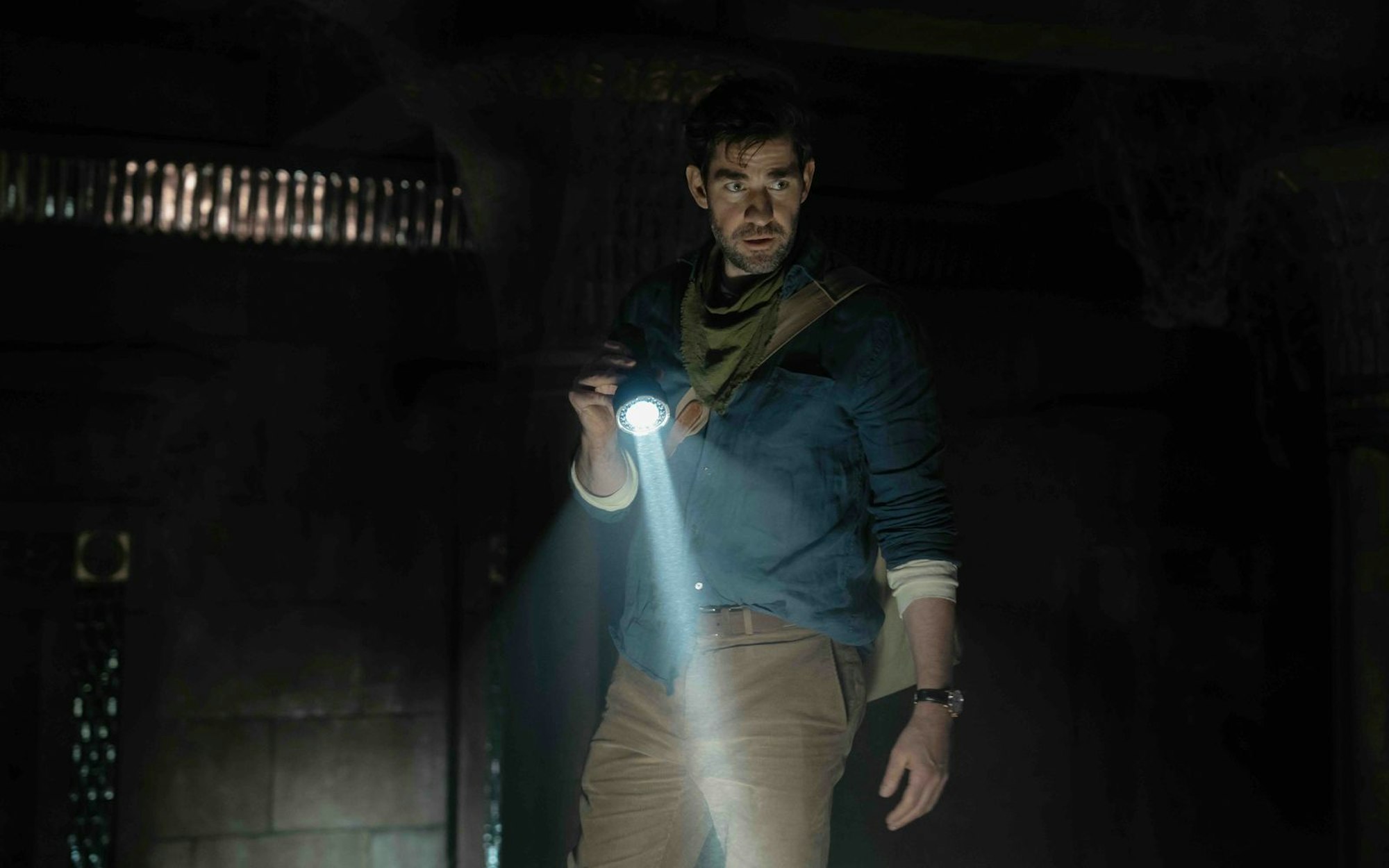 Jäger des verlorenen Schatzes? Kunstdieb und Abenteurer Luke Purdue (John Krasinski) umrundet die Welt, um für einen todkranken Milliardär den berühmten Jungbrunnen zu finden. (Bild: Apple TV+)