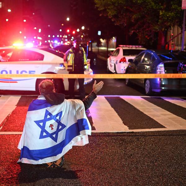 Ein Mann, der die israelische Flagge mit einem Kreuz und dem Namen „Jesus“ in der Mitte trägt, gestikuliert, während Beamte der Metropolitan Police das Gebiet sichern