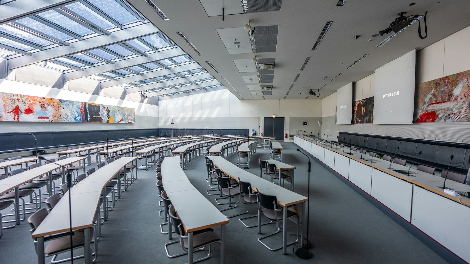 Blick in den Otto-Wels-Saal, den derzeitigen Fraktions-Saal der SPD im Bundestag, vor Beginn der Sitzungen der Bundestagsfraktion. Die AfD erhob Anspruch auf den zweitgrößten Saal auf der Fraktionsebene im Bundestag.