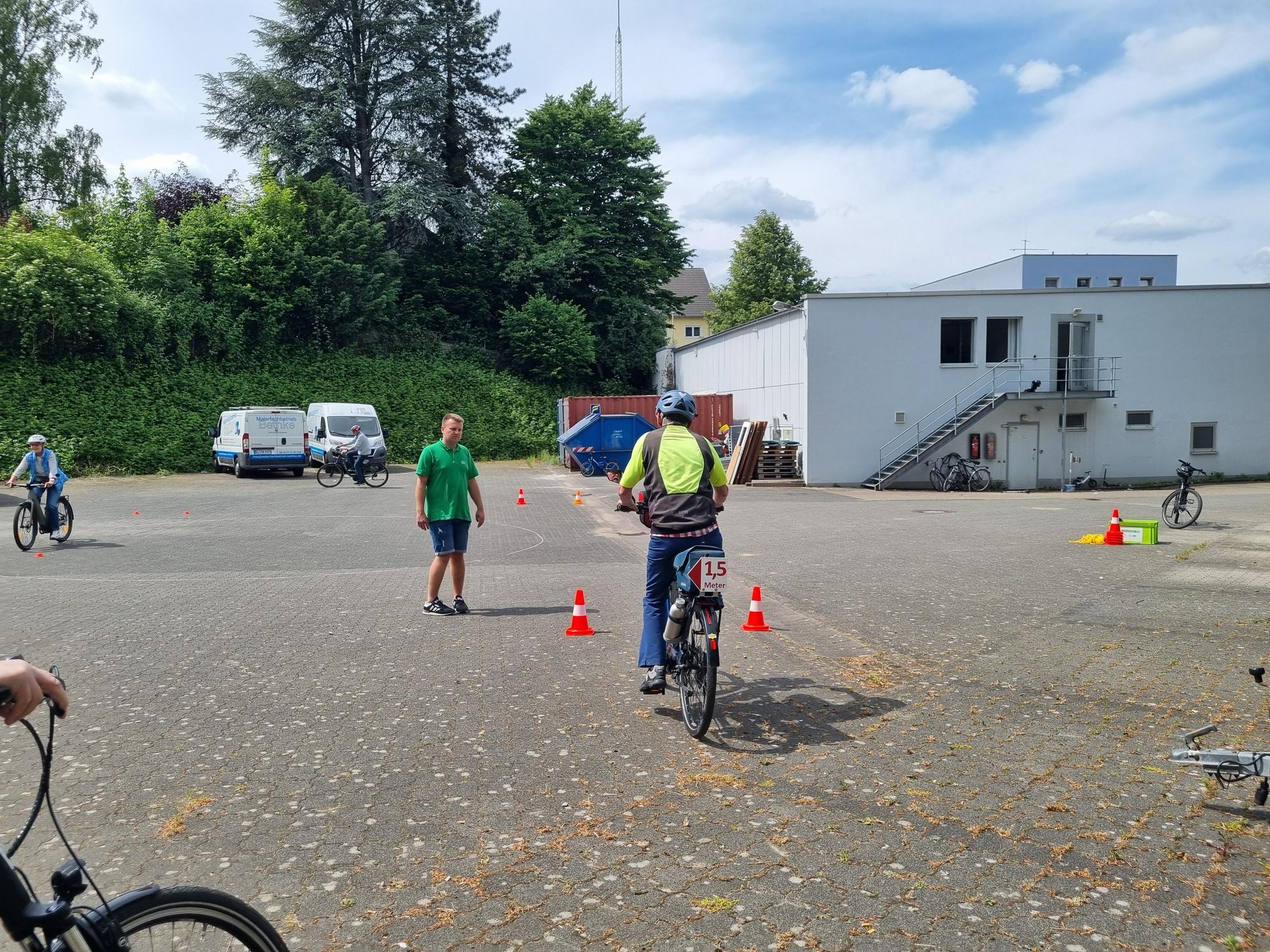 Die Teilnehmer üben in der Praxis wie man mit dem Fahrrad sicher zum Stehen kommt.