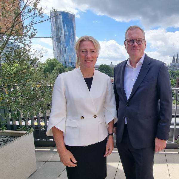Petra Riga-Müller, Vorstand Industrieversicherung bei Zurich Deutschland, und Carsten Schildknecht, CEO von Zurich Deutschland auf der Terrasse der Kölner Unternehmenszentrale
