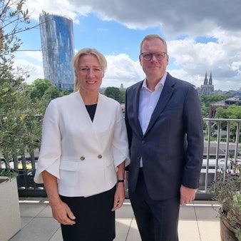 Petra Riga-Müller, Vorstand Industrieversicherung bei Zurich Deutschland, und Carsten Schildknecht, CEO von Zurich Deutschland auf der Terrasse der Kölner Unternehmenszentrale