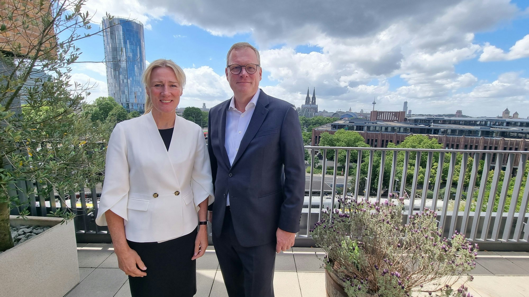 Petra Riga-Müller, Vorstand Industrieversicherung bei Zurich Deutschland, und Carsten Schildknecht, CEO von Zurich Deutschland auf der Terrasse der Kölner Unternehmenszentrale