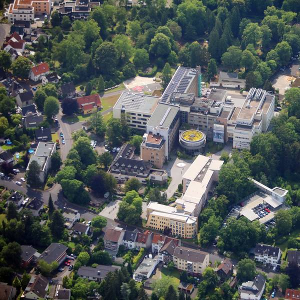 Eine Luftaufnahme vom Evangelischen Krankenhaus Bergisch Gladbach.