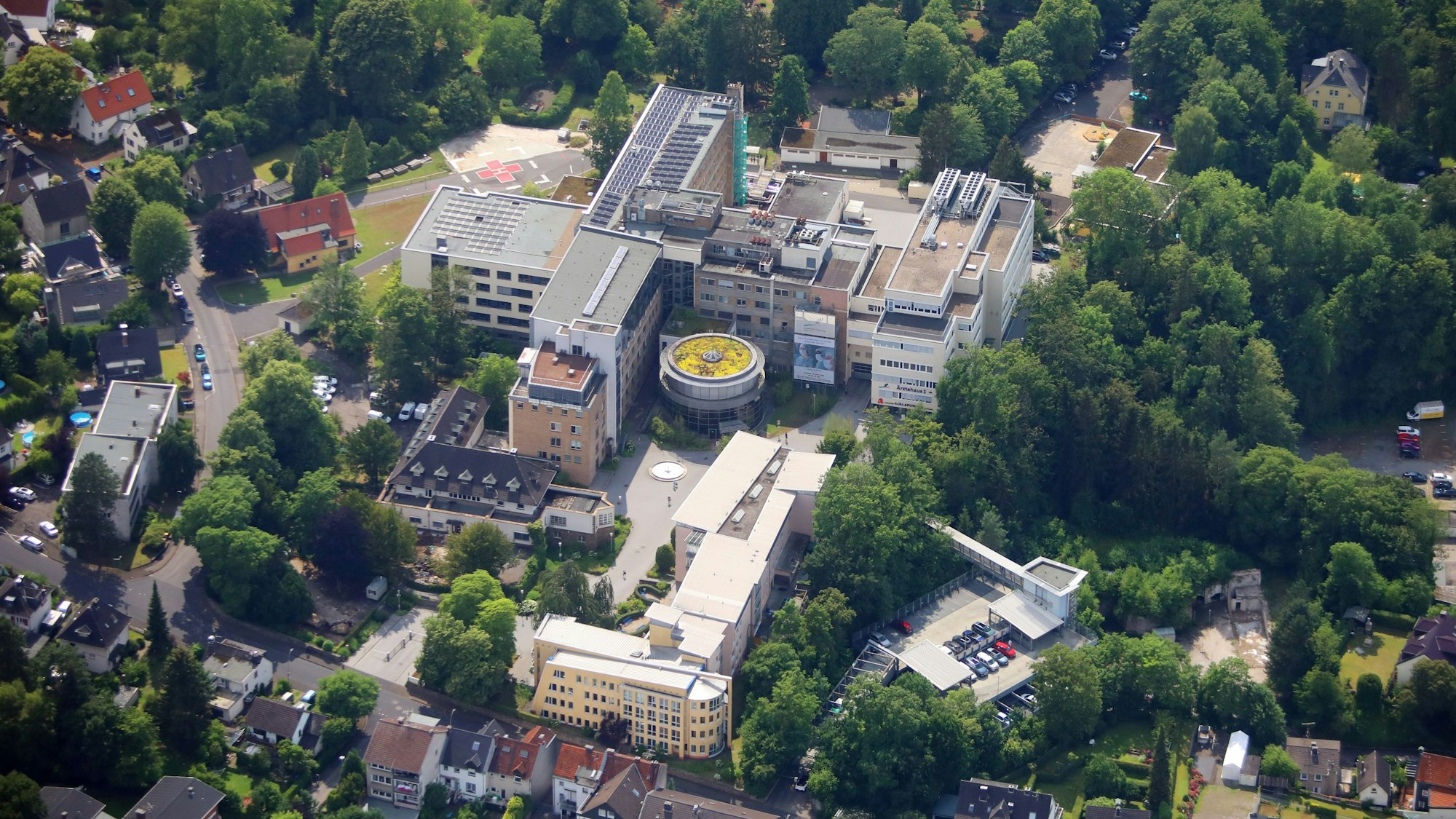 Eine Luftaufnahme vom Evangelischen Krankenhaus Bergisch Gladbach.