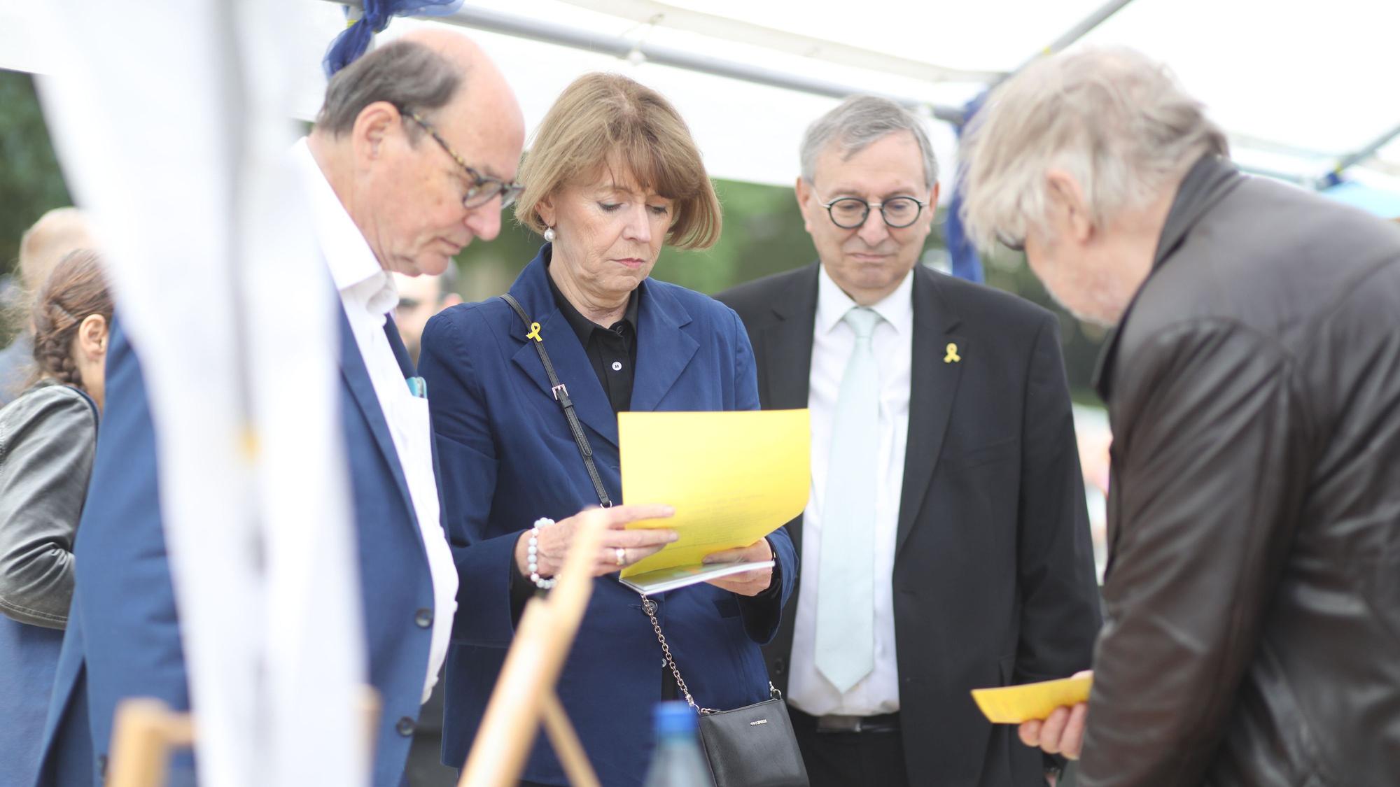 Vizepräsident des Zentralrats der Juden Dutschland Abraham Lehrer, Oberbürgermeisterin Henritte Reker und Vorstandsmitglied der Synagogen-Gemeinde Köln Michael Rado (v.r.) beim Israel-Tag Köln 2025.