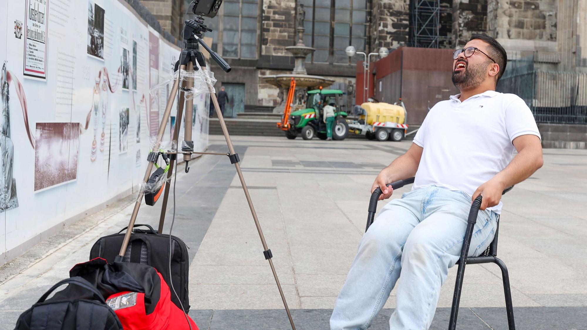 Ende eines schrägen Weltrekordversuchs am Kölner Dom. Zabur Asadi, auf Online-Plattformen „Rubaz“, stand 39 Stunden still.