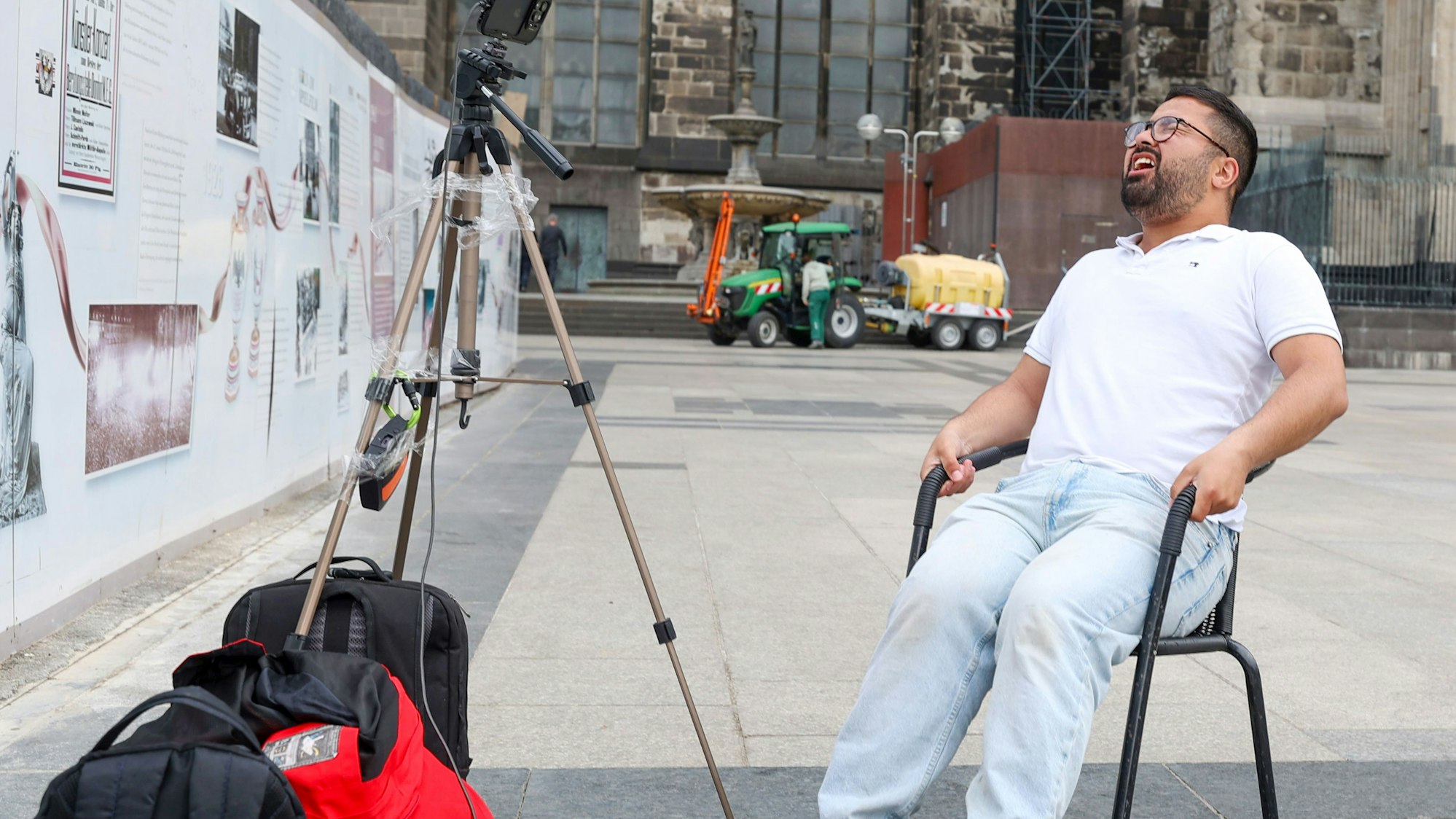 Ende eines schrägen Weltrekordversuchs am Kölner Dom. Zabur Asadi, auf Online-Plattformen „Rubaz“, stand 39 Stunden still.