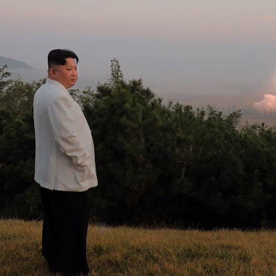 Nordkoreas Diktator Kim Jong Un beobachtet einen Raketentest. (Archivbild)