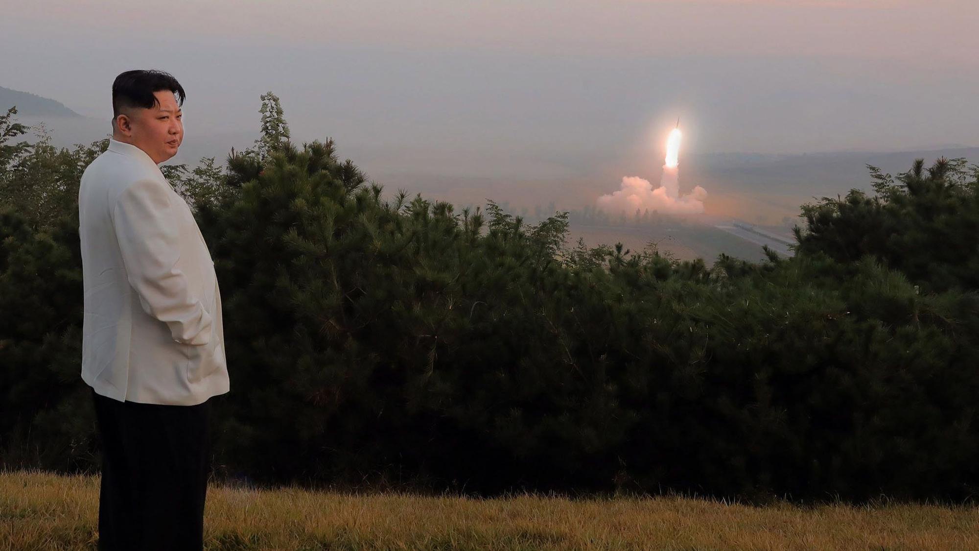 Nordkoreas Diktator Kim Jong Un beobachtet einen Raketentest. (Archivbild)