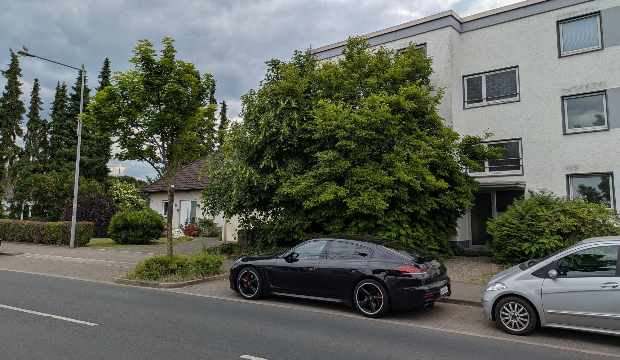 Zwei Autos stehen vor einem Haus in Quettingen.