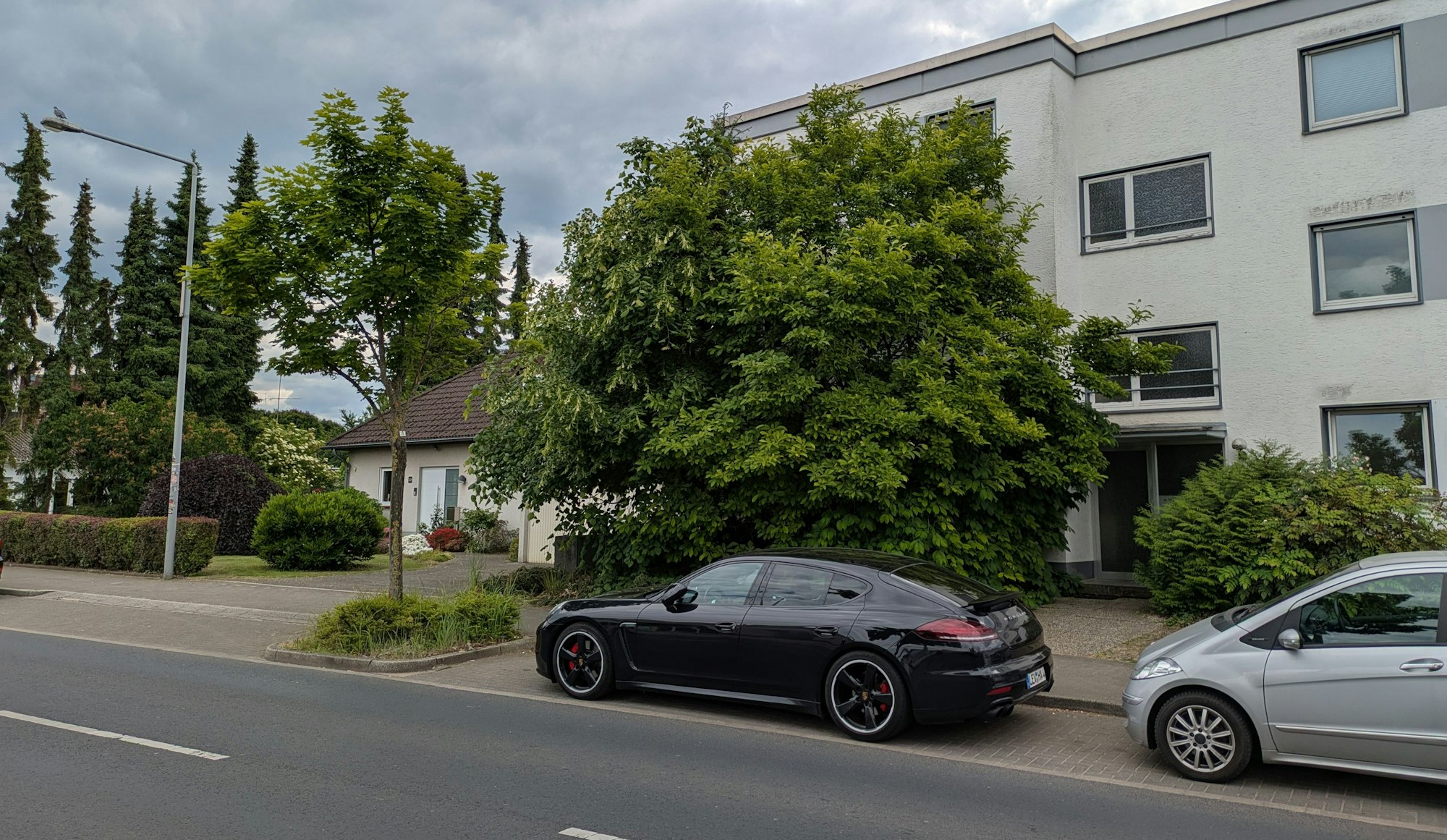 Zwei Autos stehen vor einem Haus in Quettingen.