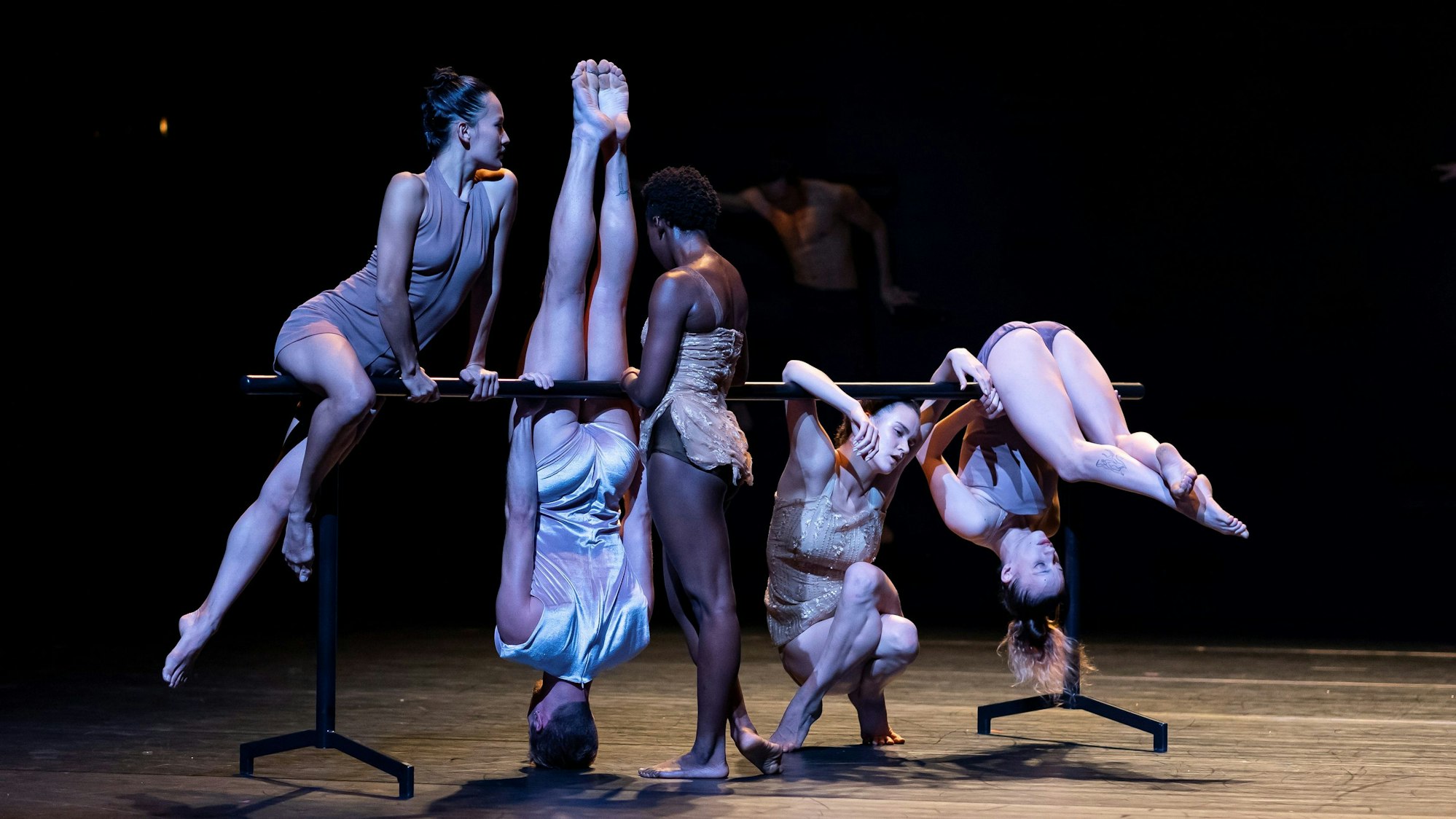 Momo
Batsheva Dance Company
Choreografie: Ohad Naharin
Choreografie: Ohad Naharin / Batsheva Dance Company & Ariel Cohen
Musik: Laurie Anderson • Kronos Quartet • Philipp Glass • Arca • Maxim Waratt