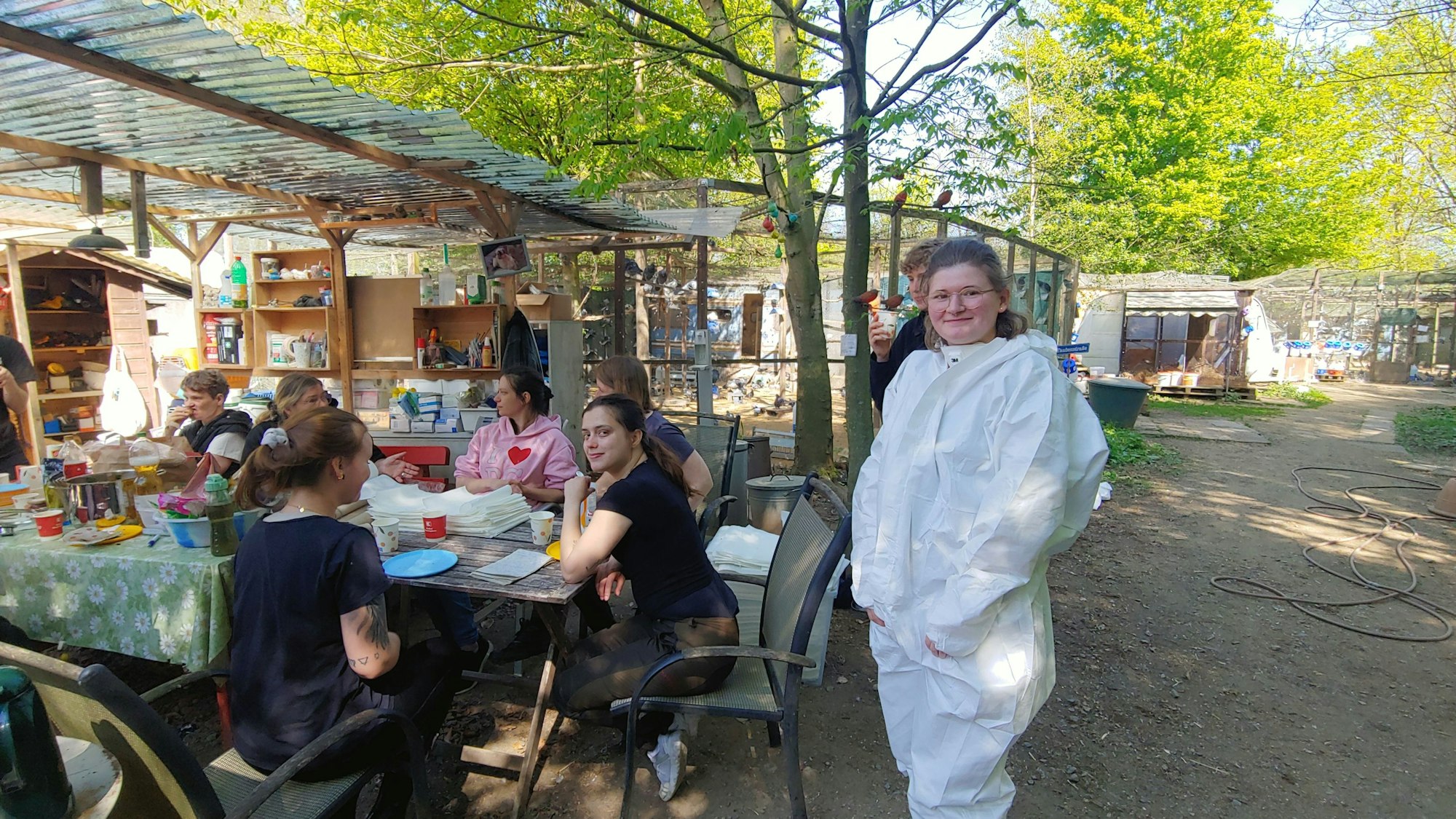 Beim „Helfertag“ geht es neben viel Arbeit für die Tiere auch um Spaß und Geselligkeit für die ehrenamtlichen Helferinnen und Helfer.