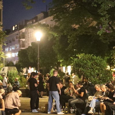 Brüsseler Platz am Abend voller Menschen