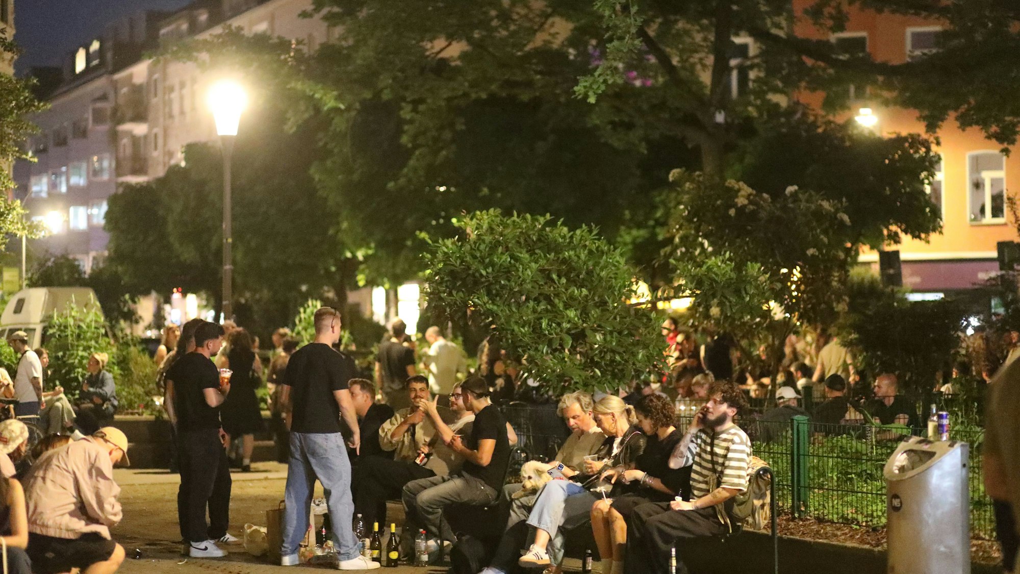 Brüsseler Platz am Abend voller Menschen