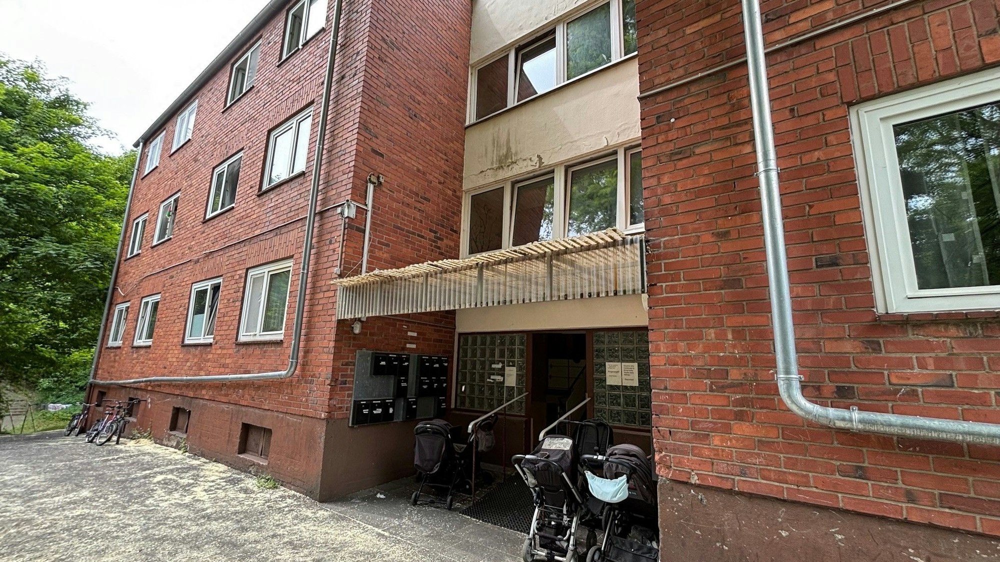 Auf dem Bild ist ein altes Backsteingebäude zu sehen, das als städtische Unterkunft dient.
